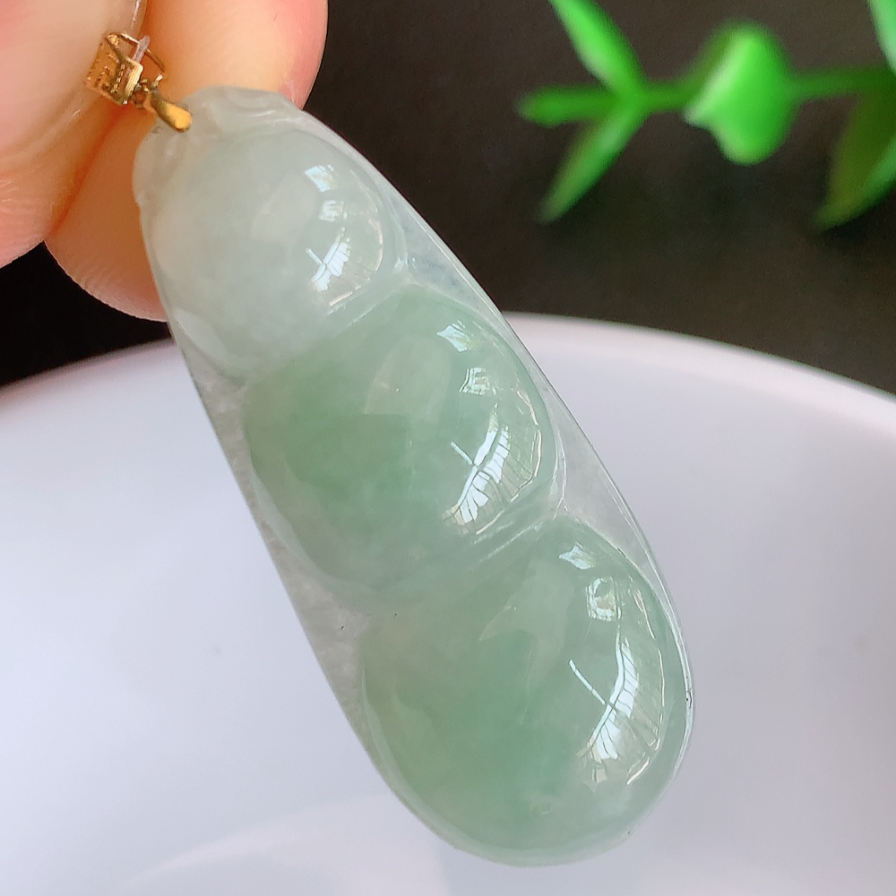 18k金扣冰润飘花福豆翡翠挂件，老种飘花  冰清玉洁  胶感十足  寓意“四季平安，福气满满”颜色鲜艳，清新自然，饱满通透   W49.31  尺寸：36.5-14.8-5.8mm