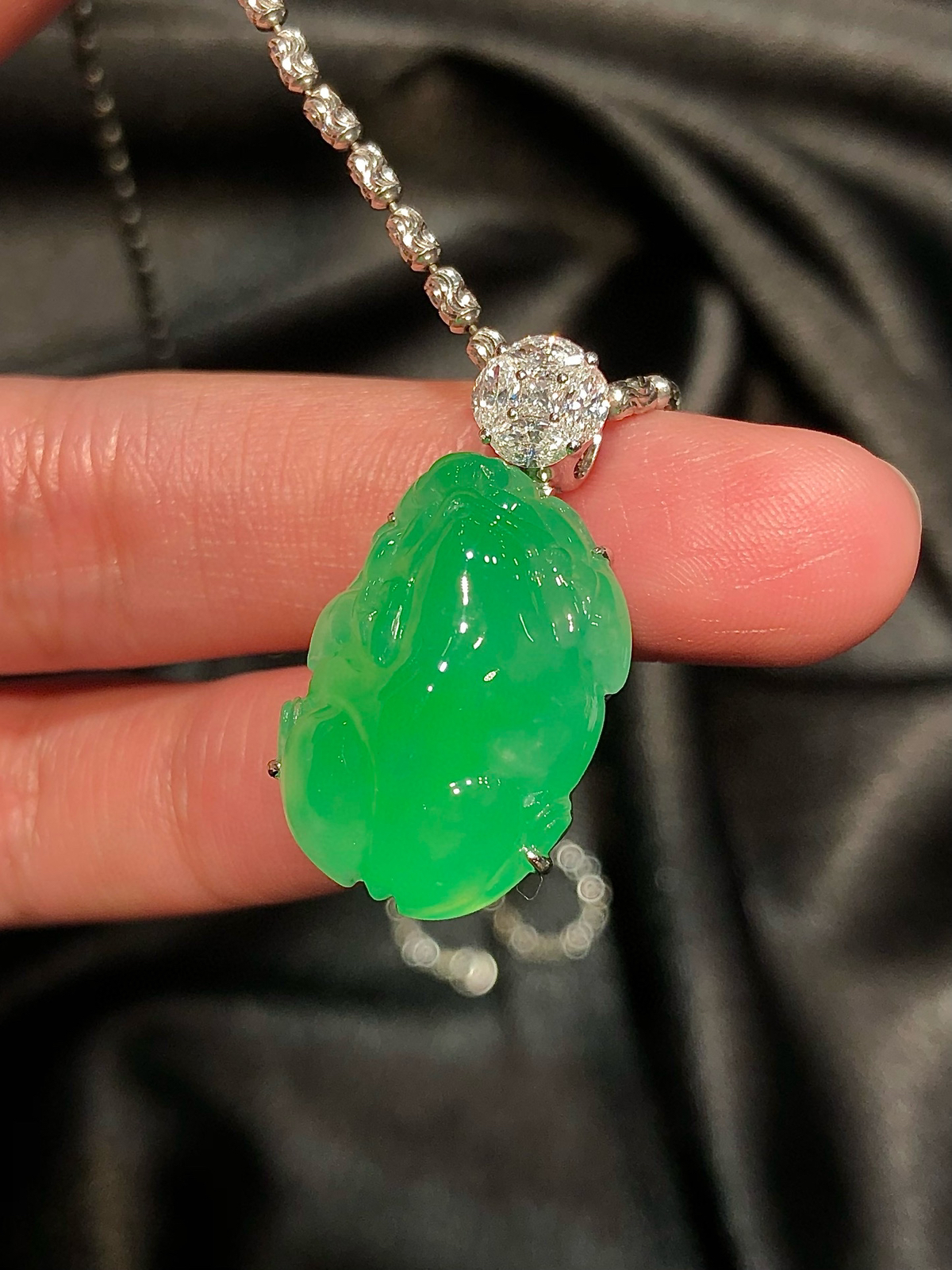 高冰阳绿貔貅吊坠 ，超级饱满厚庄，立体感十足，水润阳绿，佩戴清新怡人，甜美可爱.
整体尺寸：28.5x14.8x12