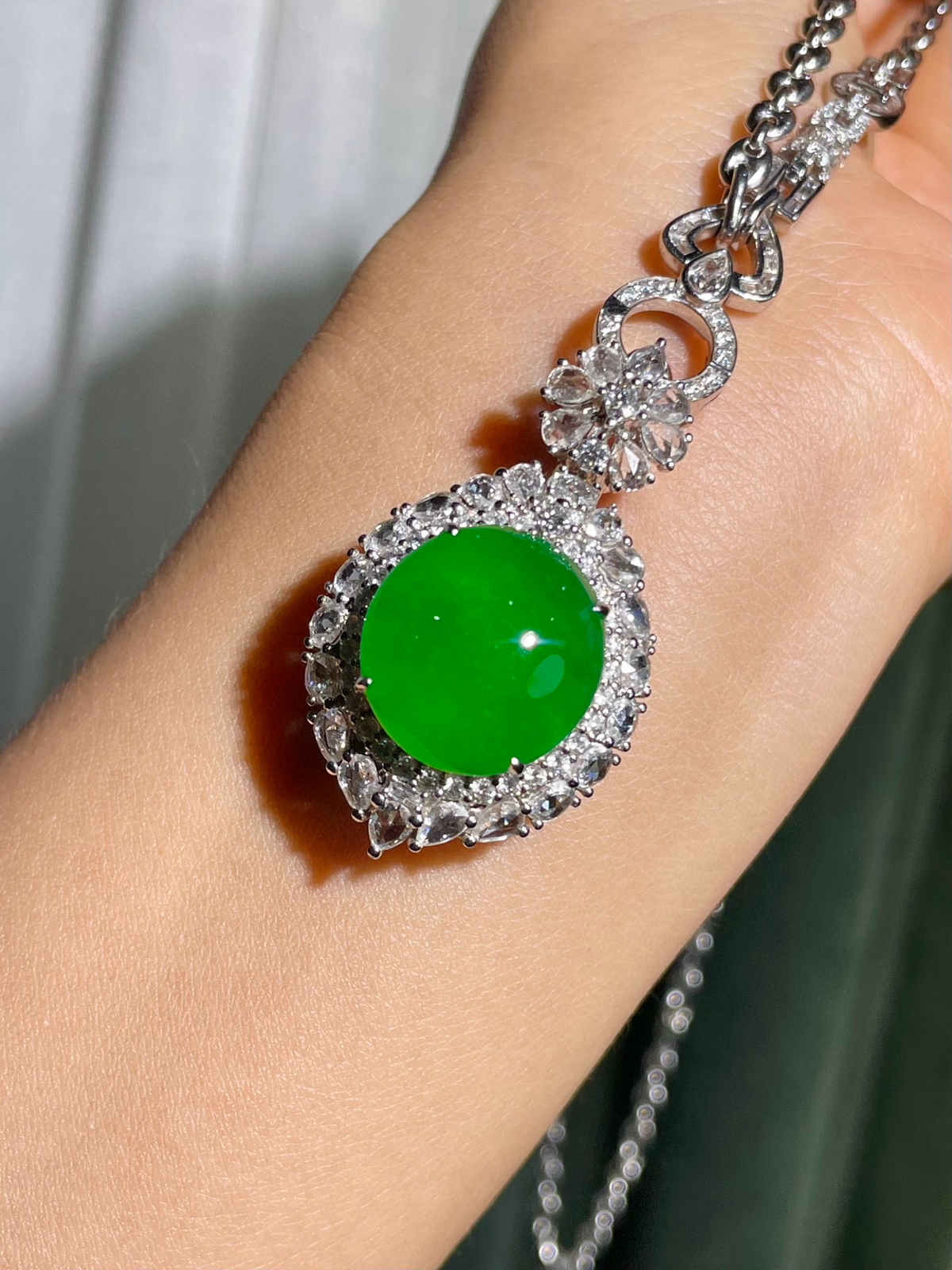 高冰种正阳绿蛋面吊坠！
裸石：16*15.5*8mm
整体：39.5*23*16mm