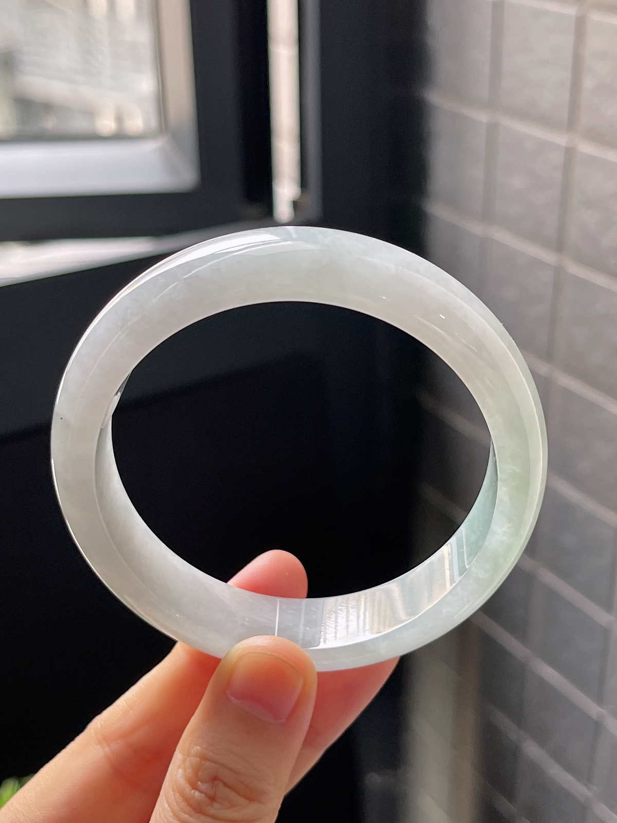 正圈57.8圈口，翡翠冰糯种淡绿色手镯