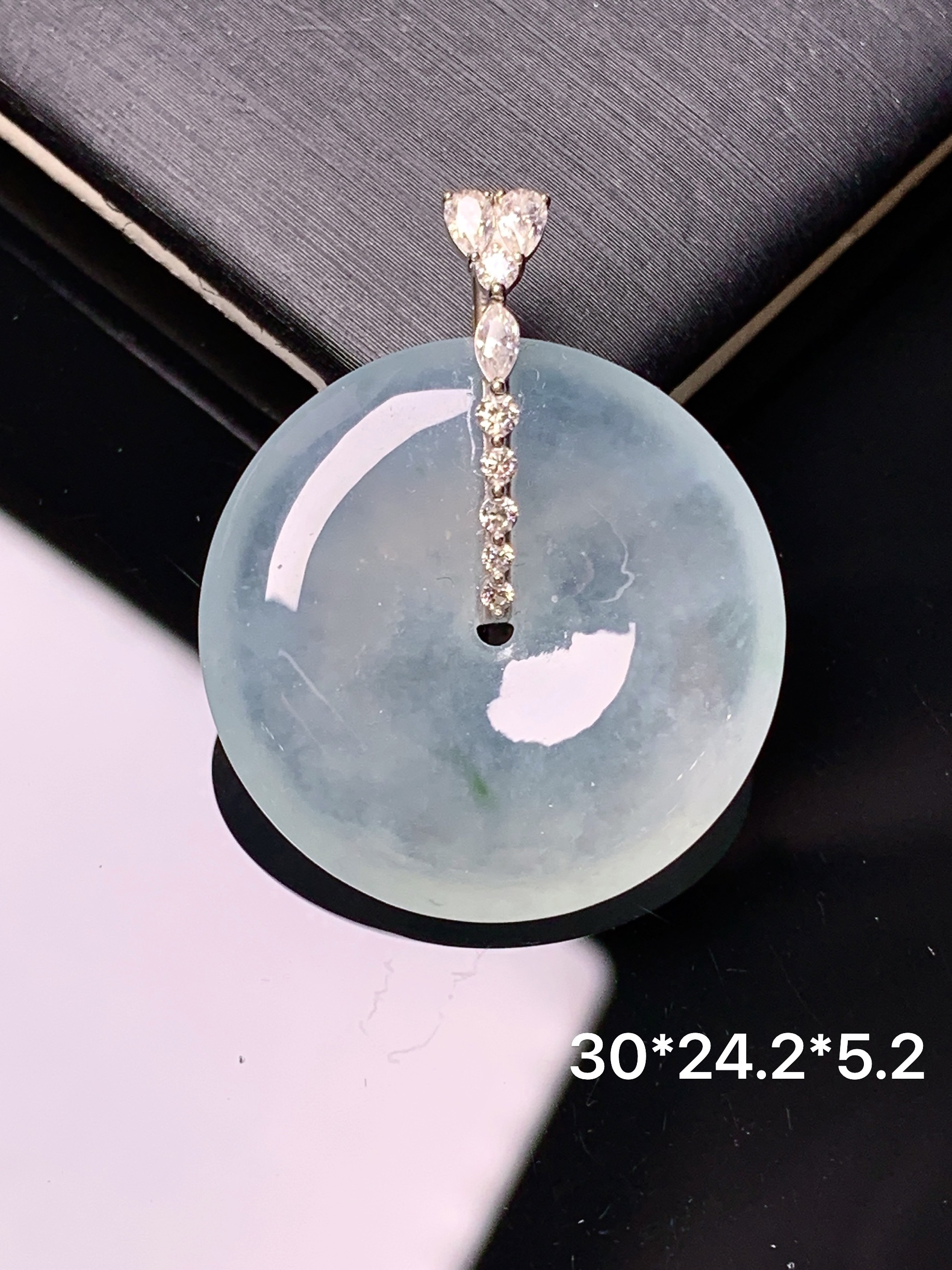 18k金钻镶嵌冰种平安扣吊坠 玉质细腻 色泽艳丽清新 水润亮眼 整体尺寸30*24.2*5.2a2