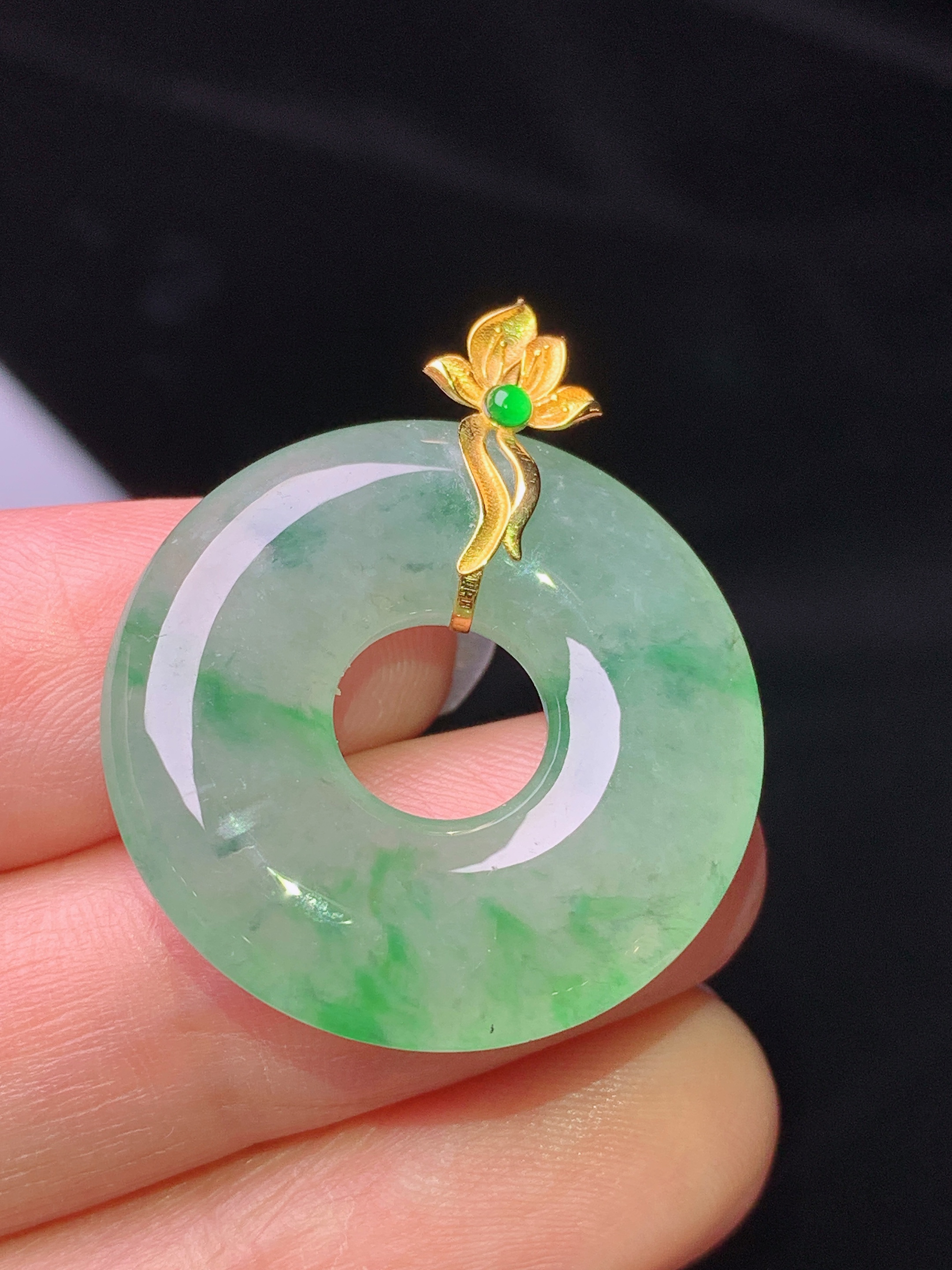 18k金镶嵌飘绿平安环吊坠 玉质细腻 色泽艳丽清新 水润亮眼 整体尺寸31.2*26*4.8j2