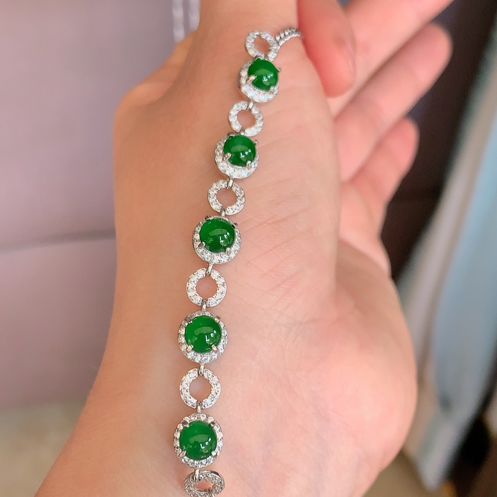 冰润满绿翡翠蛋面手链，水水润润，珠圆玉润，颜色鲜艳，妙明清净，清秀高雅，佩戴效果优雅迷人！性价比超值 W502.31  取一尺寸：7.6-5mm    裸石尺寸：5.5mm