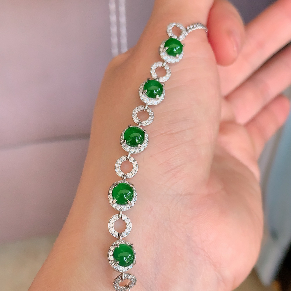 冰润满绿翡翠蛋面手链，水水润润，珠圆玉润，颜色鲜艳，妙明清净，清秀高雅，佩戴效果优雅迷人！性价比超值