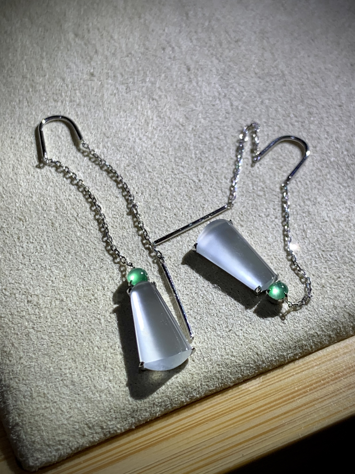 素面竹节耳线耳坠，裸石约12.5-7-3.2mm，
18K金，翡翠绿蛋面，2.31g，