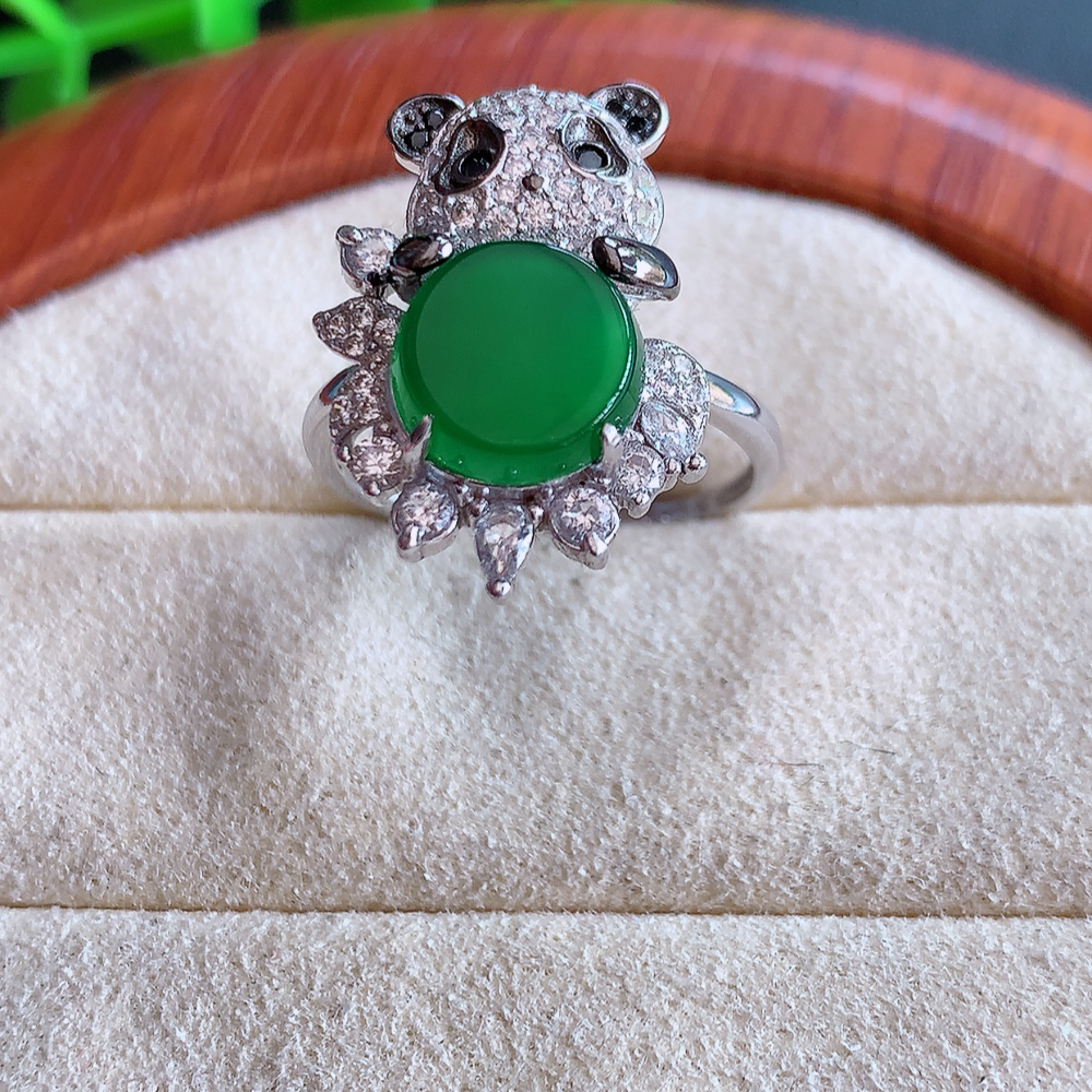 冰润满绿精美翡翠熊猫戒指  玉质细腻  冰清玉润  飘花灵动  颜色漂亮  W502.31  内径尺寸：17-21.5-5.6mm  裸石尺寸：9.2mm