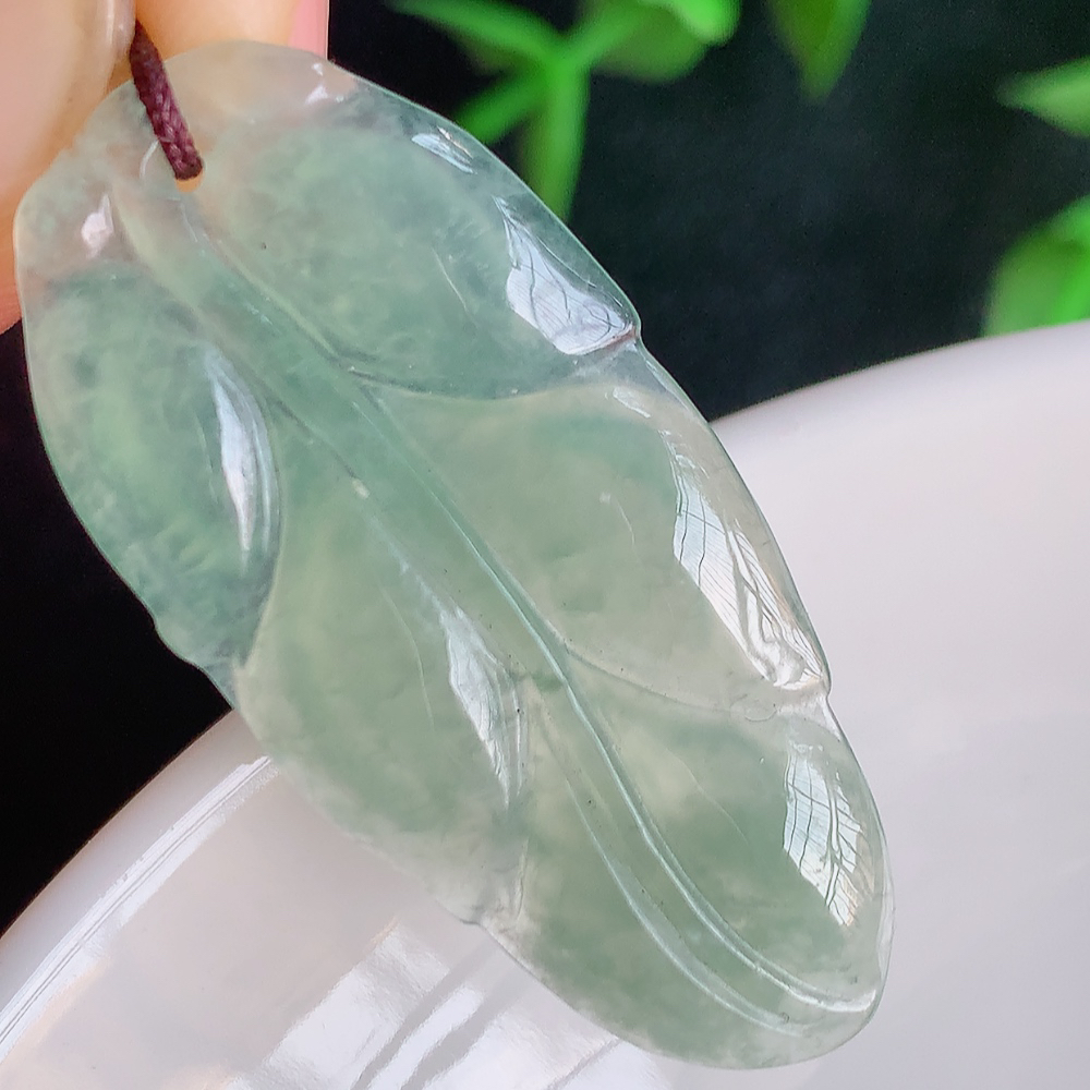 冰润金枝玉叶翡翠吊坠  老种起胶感  飘花灵动  寓意“金枝玉叶，大业有成，一夜成名”  饱满大气，水润通透。W357.31 尺寸：37.5-18.2-3mm