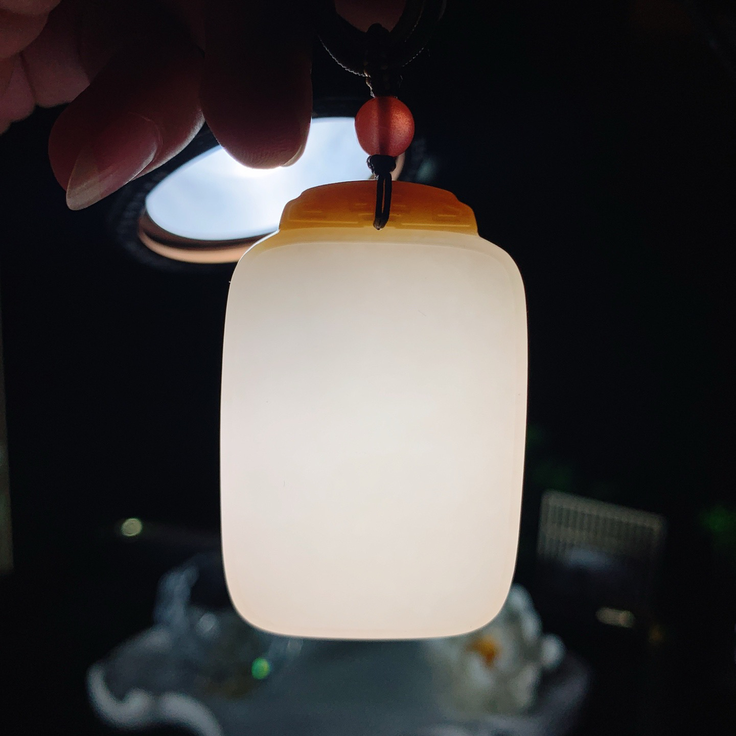 新疆和田玉且末糖平安无事牌挂件。尺寸54/35/12重60.5克 玉质细腻油润 底色纯净 脂粉好，品质好。lt260401