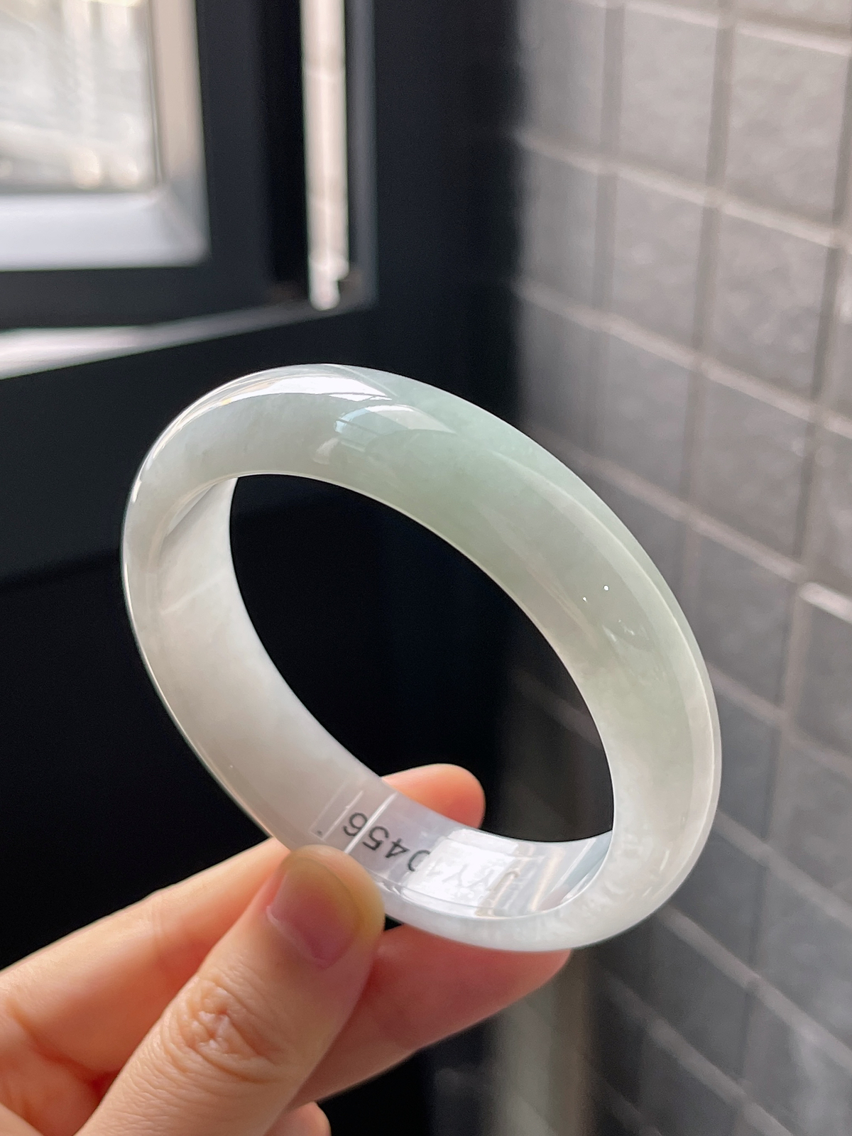 正圈57.8圈口，翡翠冰糯种淡绿色手镯