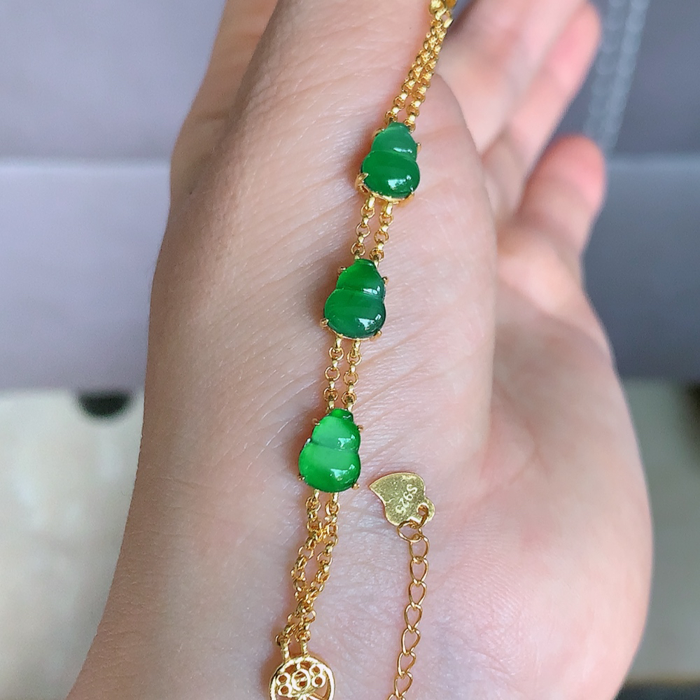 冰润翡翠满绿葫芦手链，水水润润，珠圆玉润，颜色鲜艳，妙明清净，清秀高雅，佩戴效果优雅迷人！性价比超值 W481.31 取一尺寸：11-6.2-4.6mm    裸石尺寸大： 8-6mm