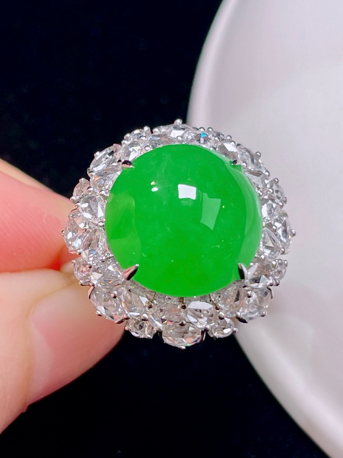 满绿戒指 色绿无比 满钻镶嵌
整体：18.5/18.8/12.7
裸石：12.1/12.2。