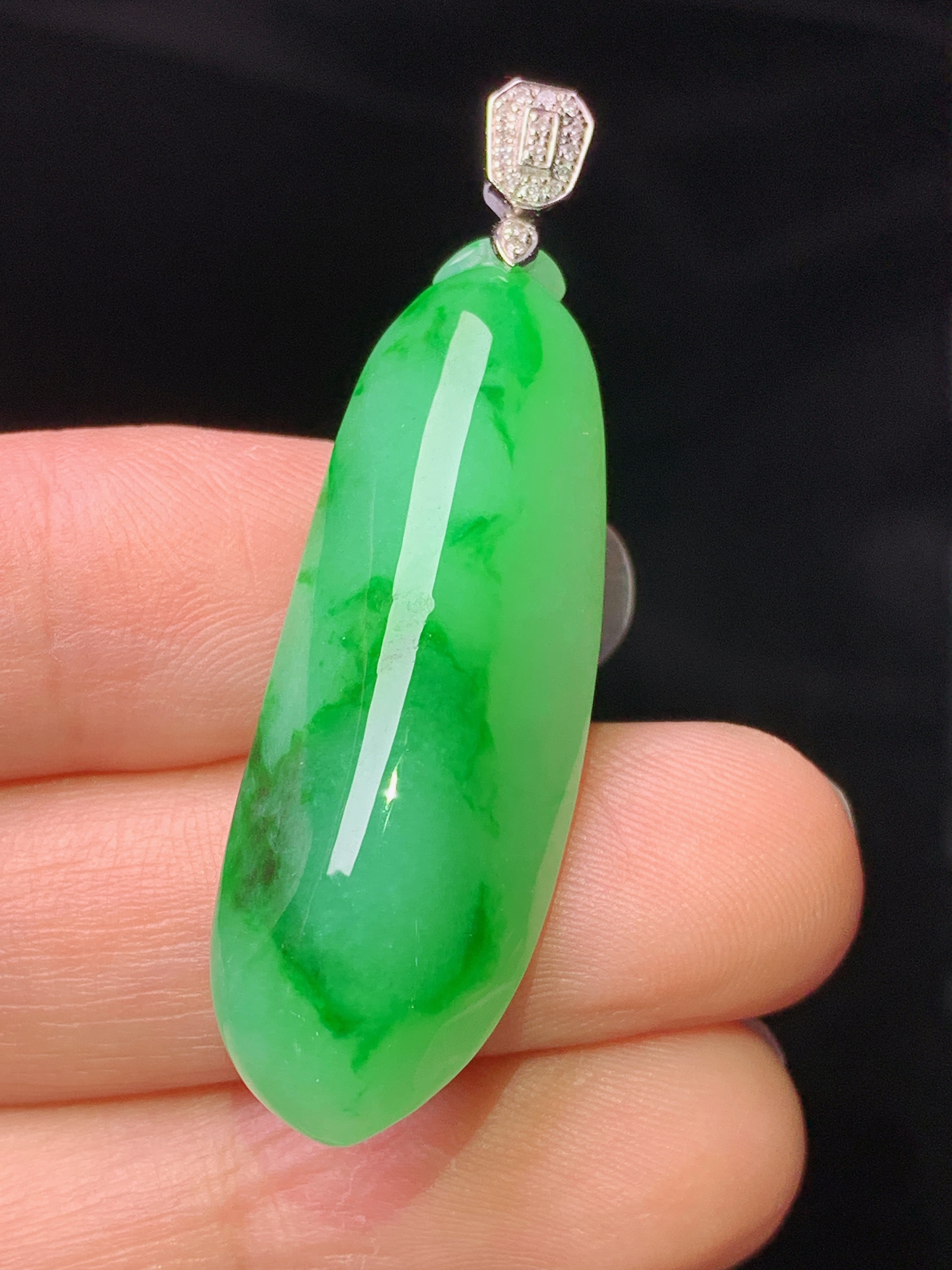 18k金钻镶嵌翠绿福瓜吊坠 玉质细腻 色泽艳丽清新 水润亮眼 整体尺寸44.5*13.2*9.2z1