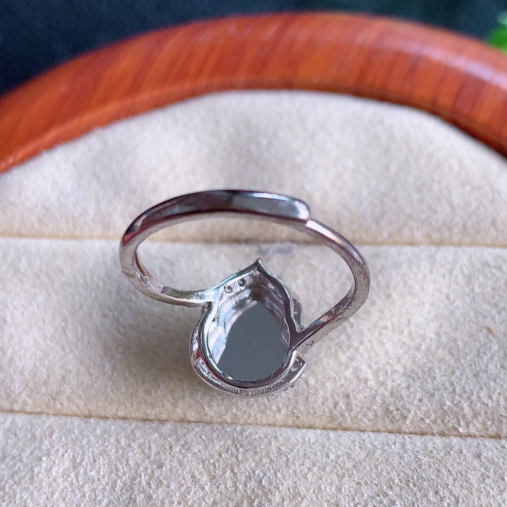 冰润满绿精美翡翠葫芦戒指  玉质细腻  冰清玉润  飘花灵动  颜色漂亮  W481.31  内径尺寸：17-13-6mm  裸石尺寸：10-7mm