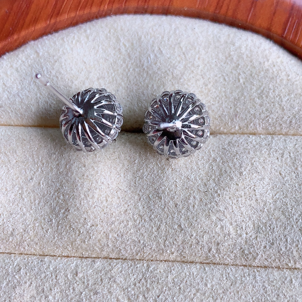 冰晴水翡翠925银镶嵌耳钉，自然光实拍，翠色灵动，颜色漂亮，种老水足，品相佳，佩戴佳品！W481.31  取一整体尺寸：9-8mm  裸石尺寸：6.2mm