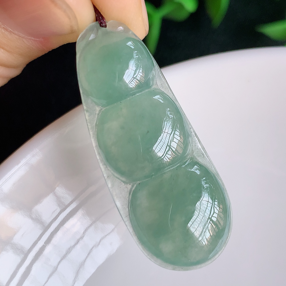 冰润福豆翡翠挂件，冰清玉洁  胶感十足  寓意“四季平安，福气满满”颜色鲜艳，清新自然，饱满通透  