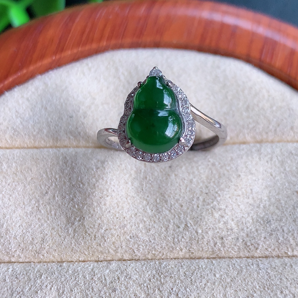 冰润满绿精美翡翠葫芦戒指  玉质细腻  冰清玉润  飘花灵动  颜色漂亮  W481.31  内径尺寸：17-13-6mm  裸石尺寸：10-7mm