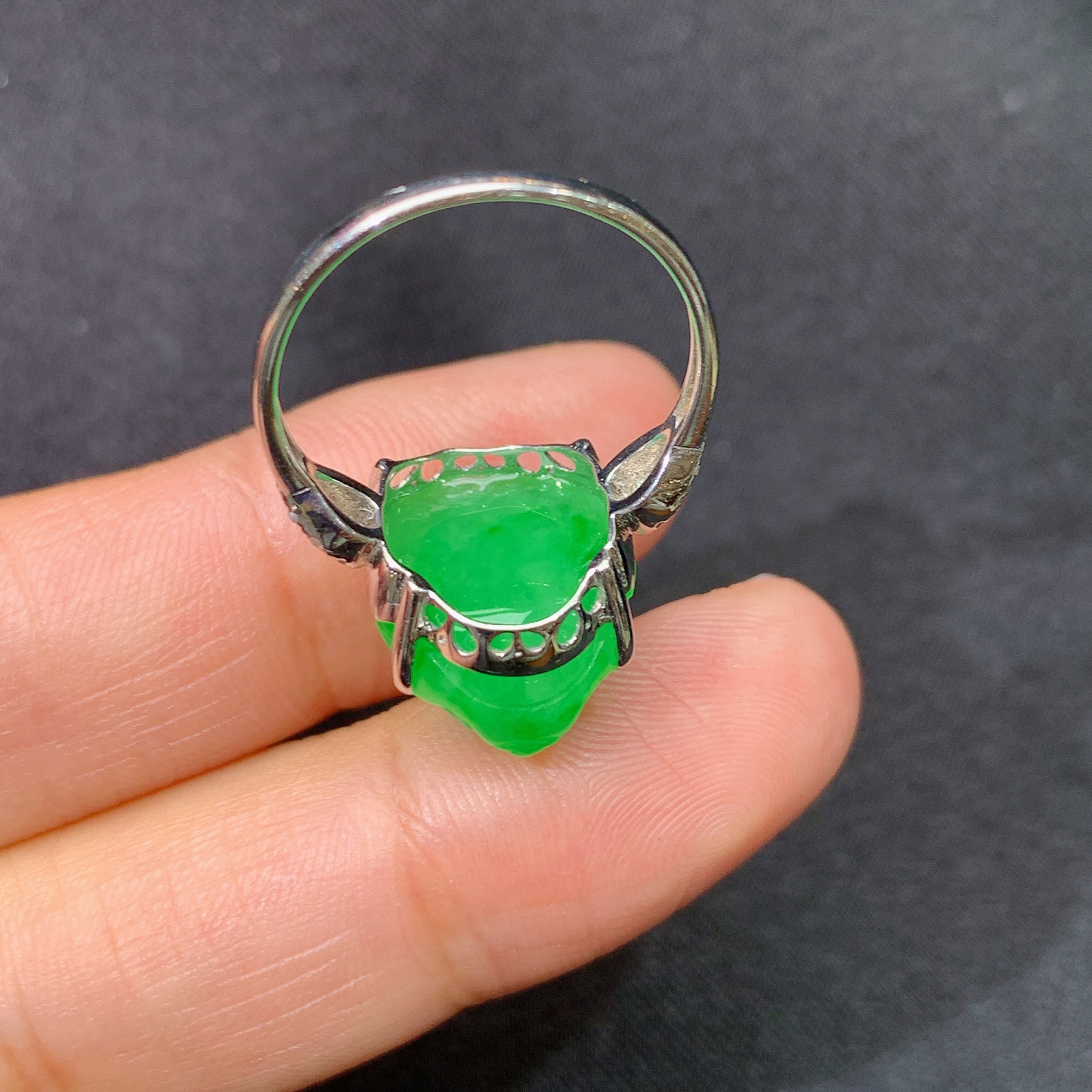 阳绿貔貅戒指，18k金镶嵌，简约时尚，冰润色阳，种水足，Ax 圈口14 尺寸13.1*11.6*9