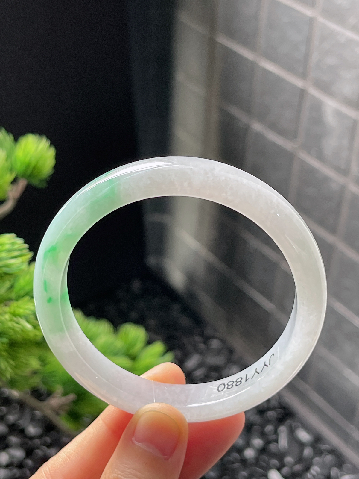 正圈55.8圈口，翡翠冰糯种飘绿白底青手镯