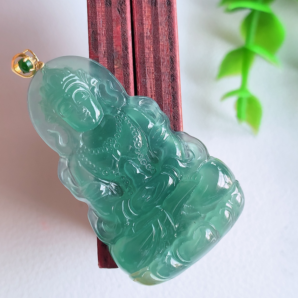 18k金扣蓝冰精雕观音吊坠，法相端庄大气，工艺精湛，种色浓郁，细腻饱满冰润，种老水足，收藏佳品，佩戴大气  W01.31   尺寸：38.5-22.5-4.2mm