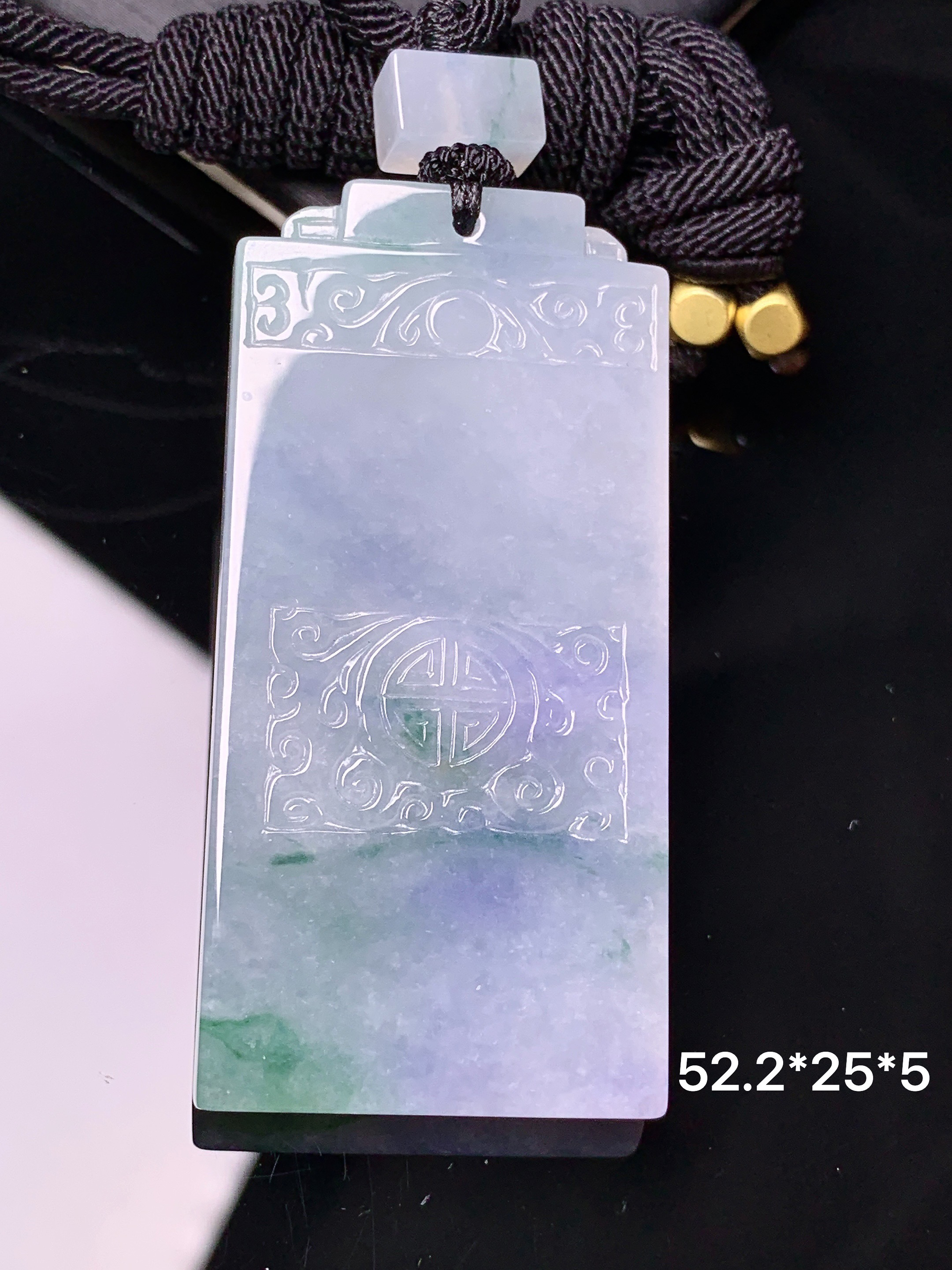 紫罗兰飘花无事牌吊坠 玉质细腻 色泽艳丽清新 水润亮眼 整体尺寸52.2*25*5L1