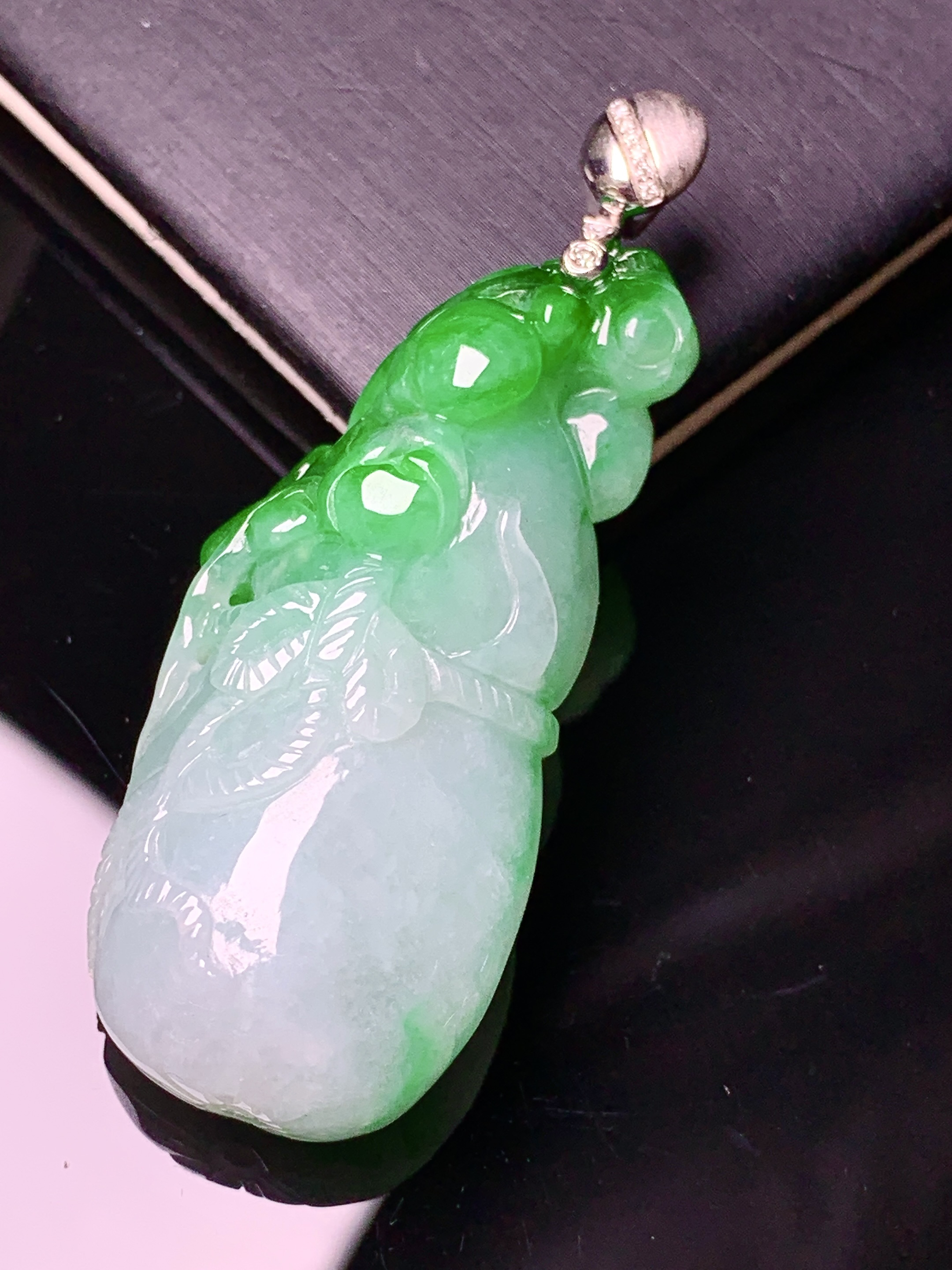 18k金钻镶嵌花开富贵吊坠 玉质细腻 色泽艳丽清新 水润亮眼 整体尺寸50.8*18.2*11b1