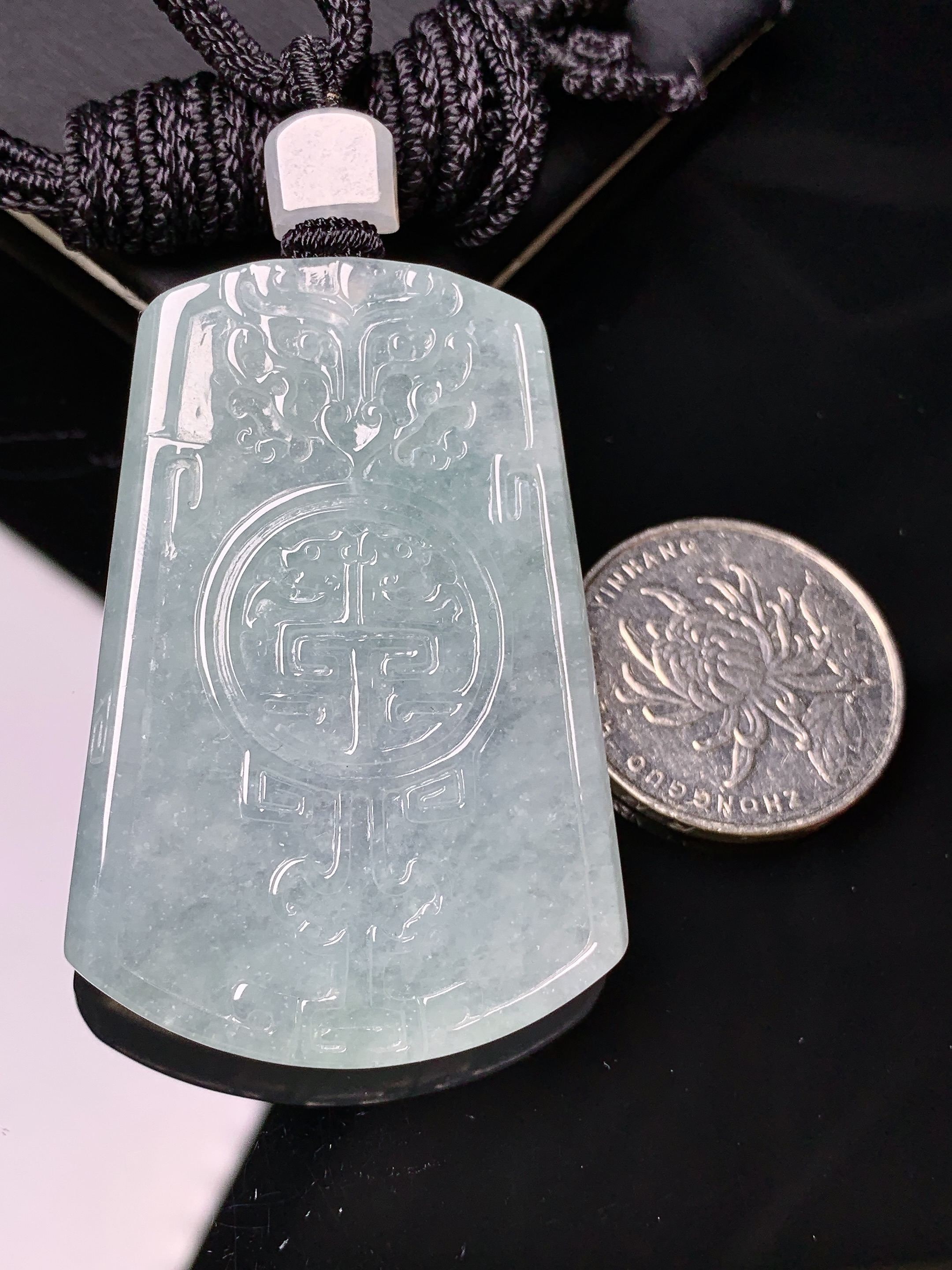 冰种雕花牌吊坠 玉质细腻 色泽艳丽清新 水润亮眼 整体尺寸51.3*35*5.5L1