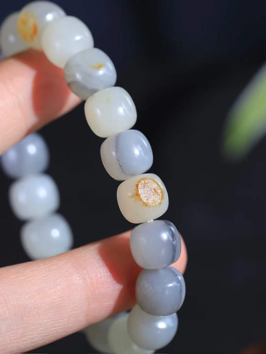 （老型珠.手串）

新疆和田青花籽料老型珠手串，玉质细腻油润 饱满光滑 质朴无华，悠远简单，人心境界远，百世修炼深，心灵常驻善意持，觉悟人生百世修。重35克    尺寸取一9.4-10.2mm    10352800A