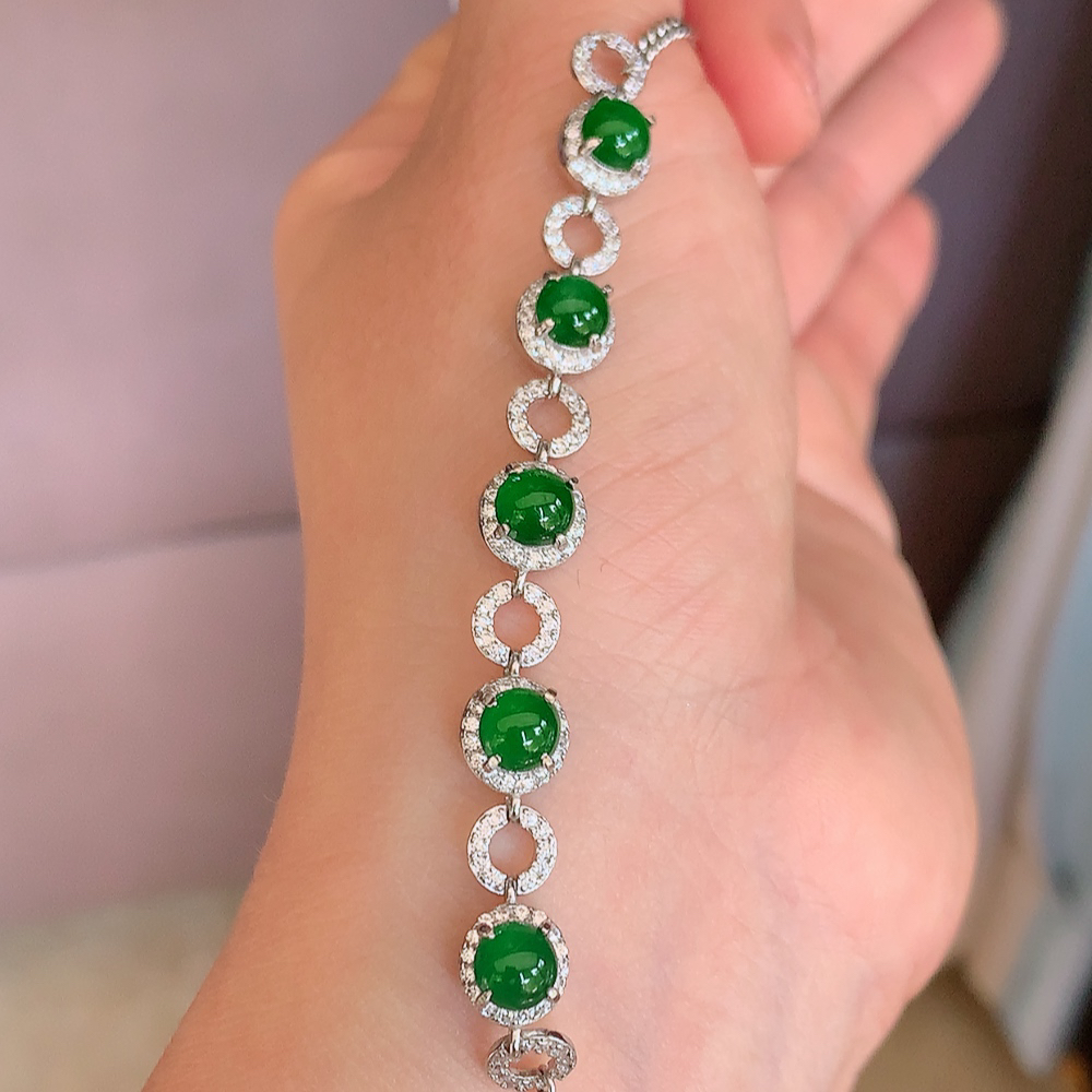 冰润满绿翡翠蛋面手链，水水润润，珠圆玉润，颜色鲜艳，妙明清净，清秀高雅，佩戴效果优雅迷人！性价比超值