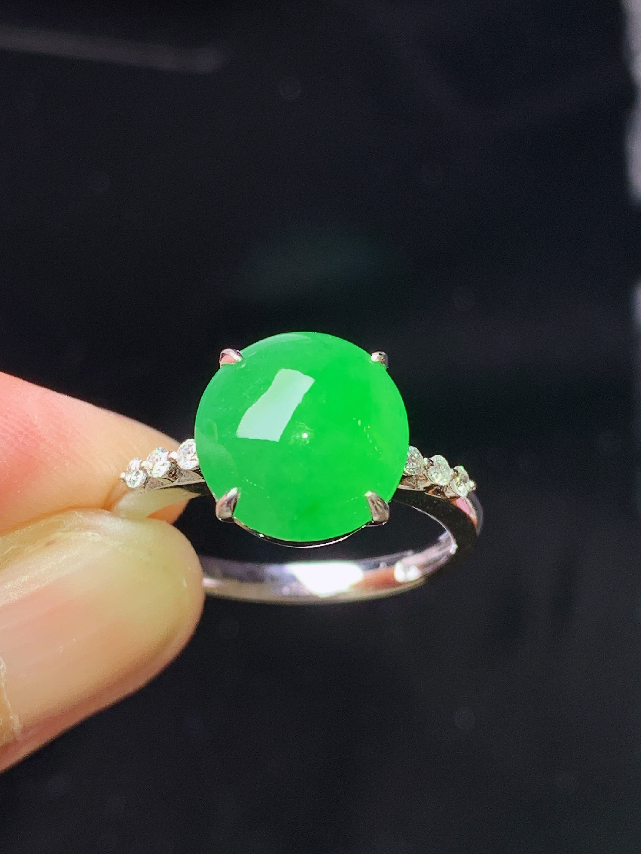 18k金钻镶嵌翠绿蛋面 玉质细腻 色泽艳丽清新 水润亮眼 圈口14.5 整体尺寸10.5*10*4.2L2