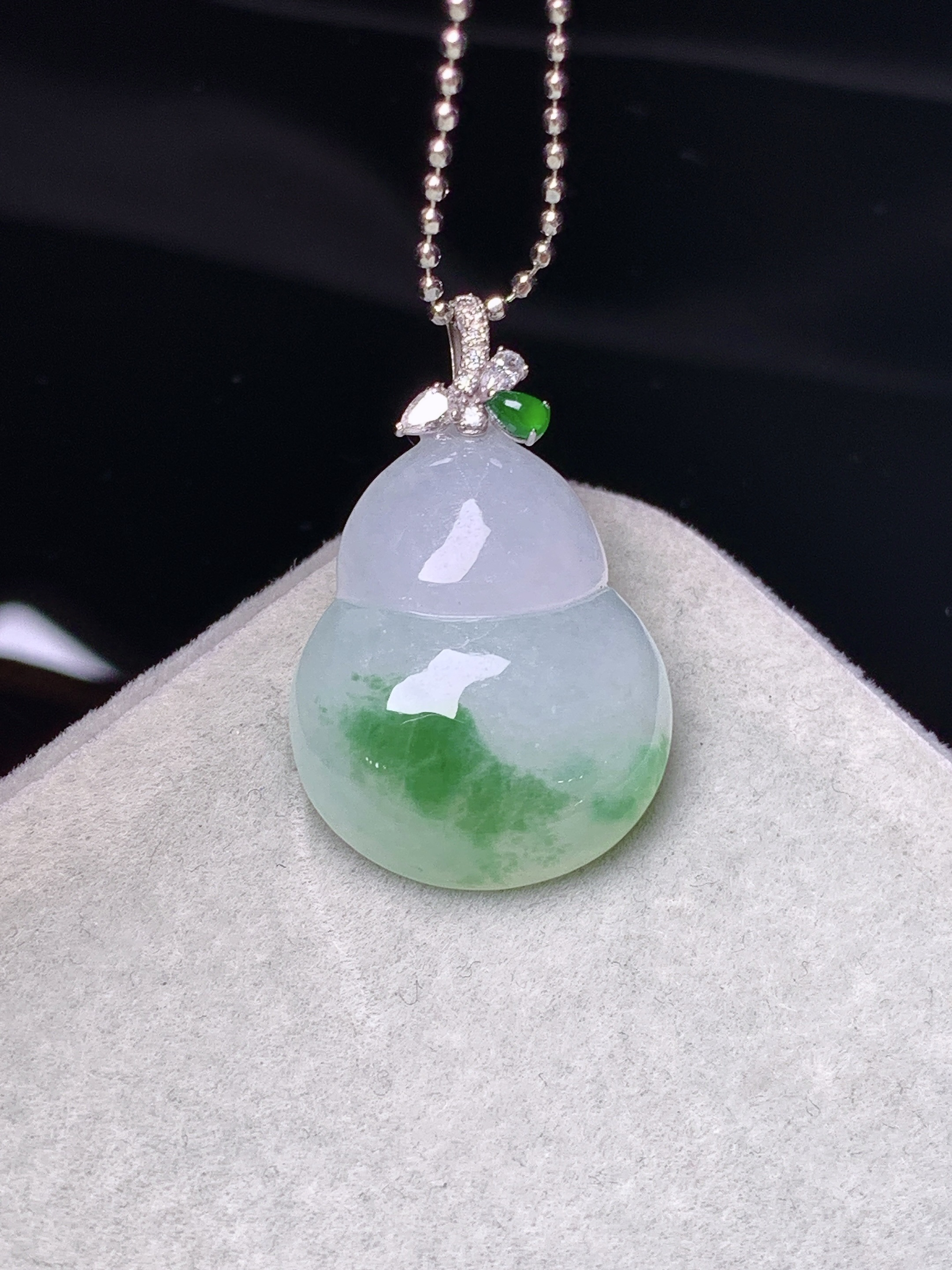 18k金钻镶嵌飘绿葫芦吊坠 玉质细腻 色泽艳丽清新 水润亮眼 整体尺寸26.2*16.8*6e1