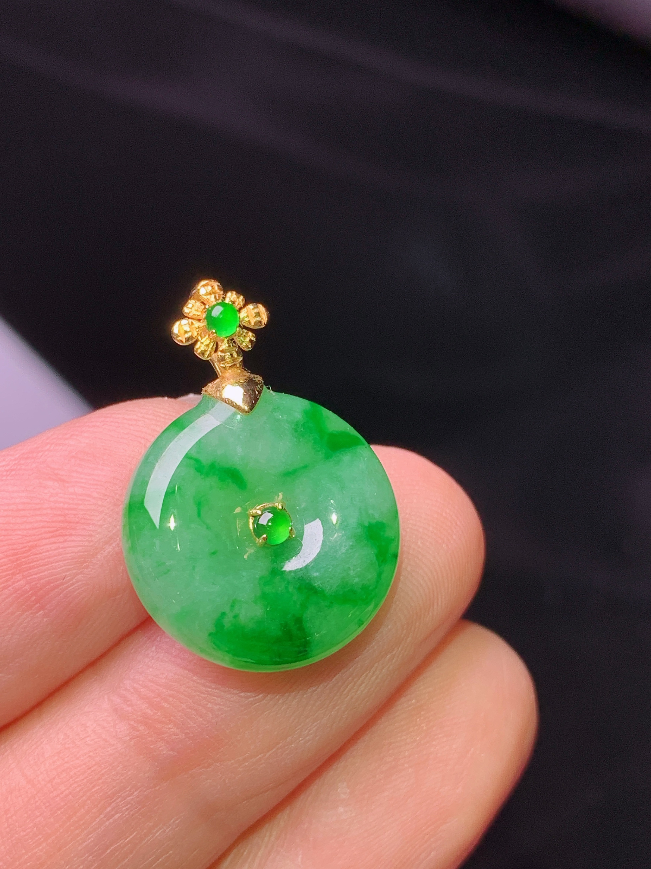 18k金钻镶嵌飘绿平安扣吊坠 玉质细腻 色泽艳丽清新 水润亮眼 整体尺寸22.6*16*5.5z1