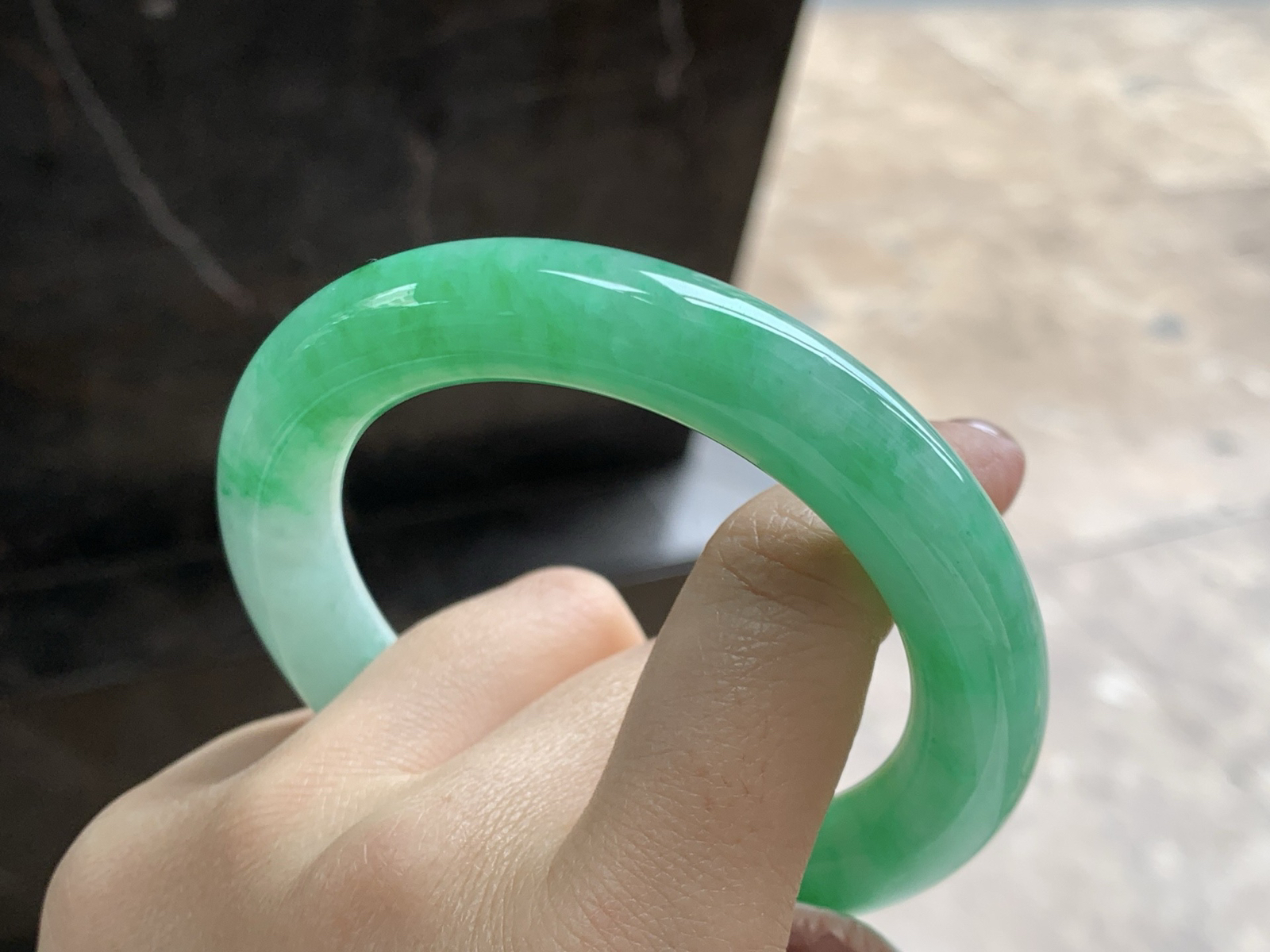 56-11.3

带色圆条手镯^_^肉质细腻 绿色浓郁大