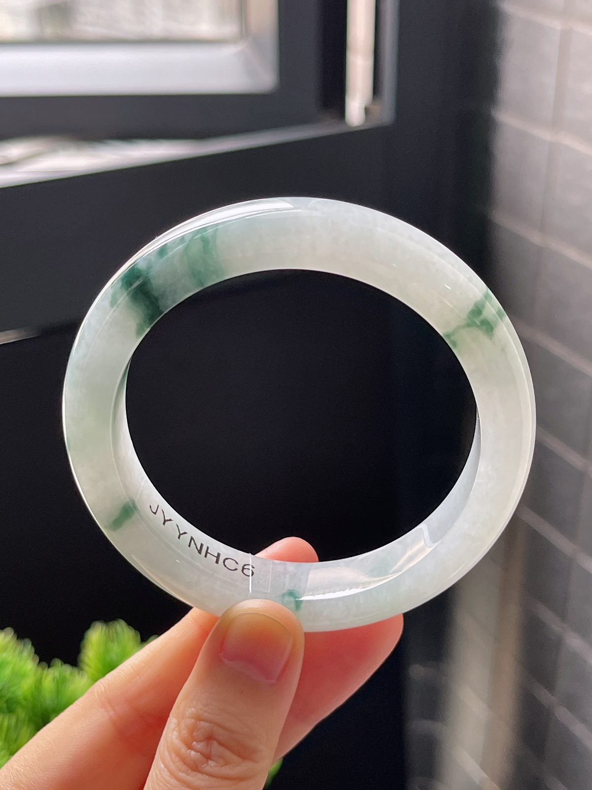 正圈56圈口，翡翠冰糯种飘绿手镯