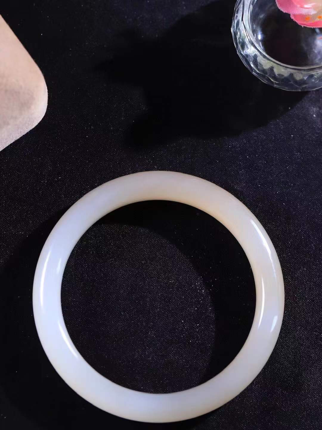 【粉黛.手镯】

精品️和田玉藕粉双色手镯
仙女藕粉手镯
馥郁芬芳 油糯饱满
气质温婉尔雅 甜甜的藕粉色
质地如膏似脂 少女感十足
精工打磨 手感上佳
尺寸57-11-8.2mm 重45克 9347100T