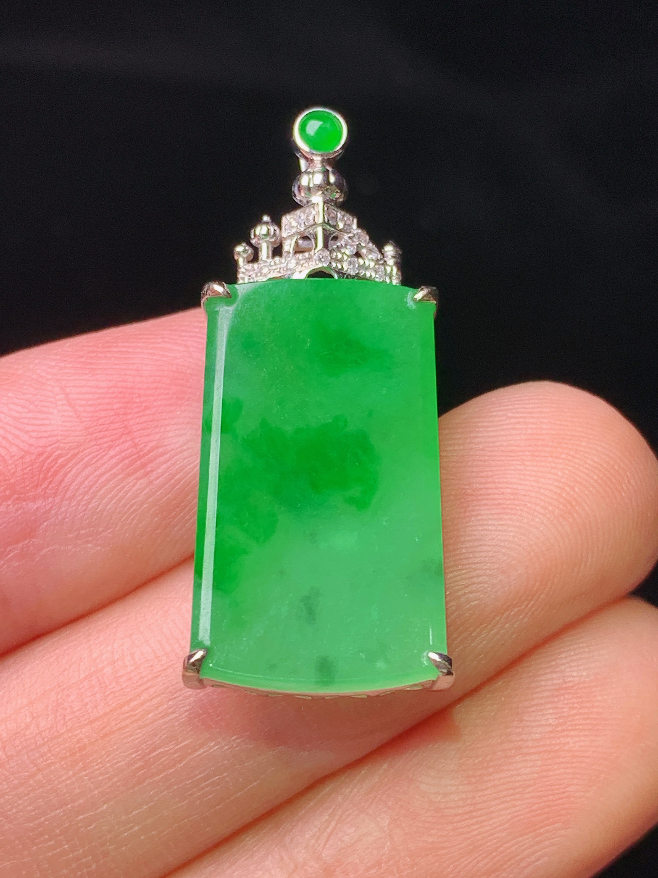 18k金钻镶嵌翠绿无事牌吊坠 玉质细腻 色泽艳丽清新 水润亮眼 整体尺寸31.2*12.7*5b1
