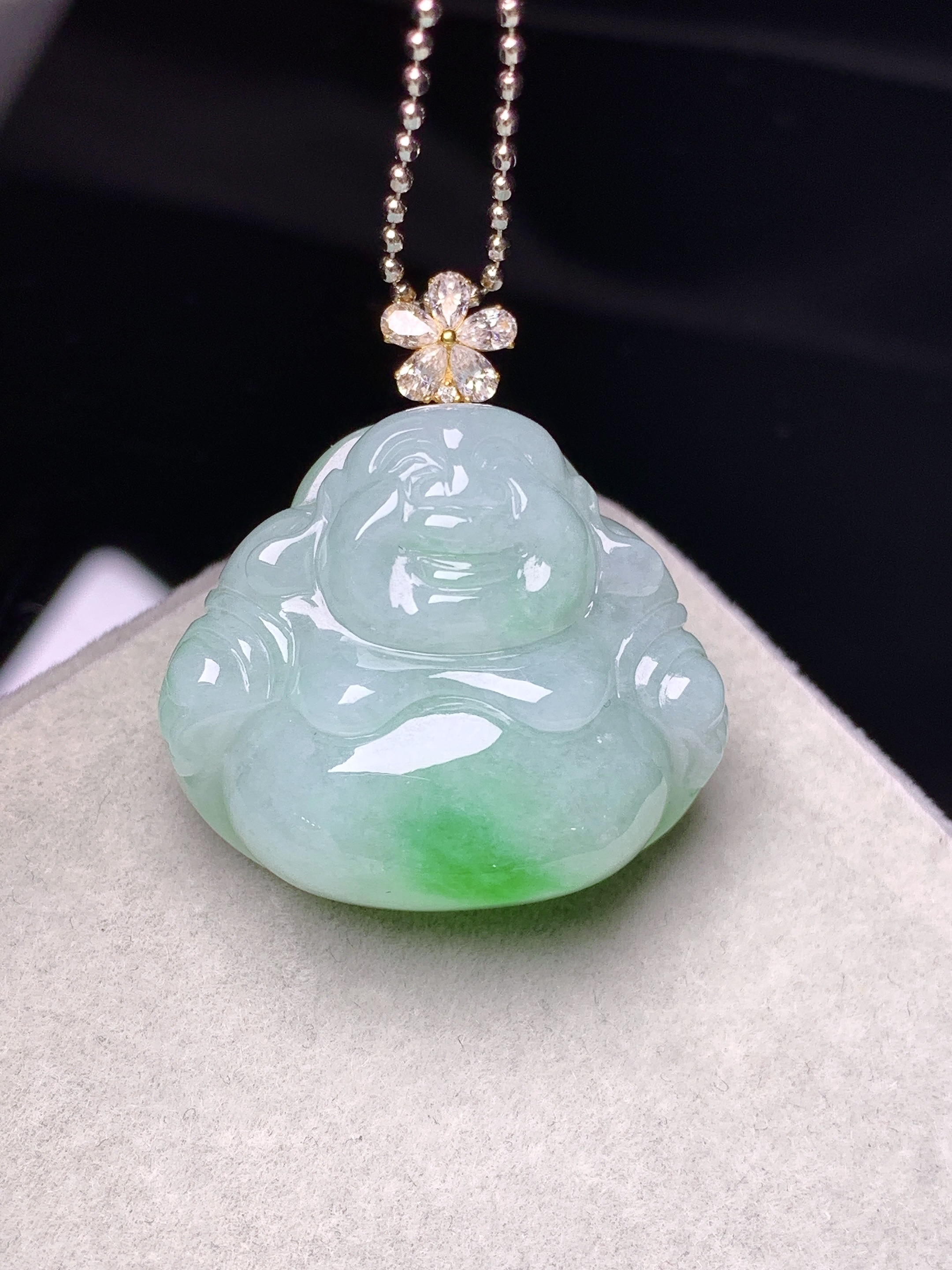 18k金莫桑钻镶嵌飘绿佛公吊坠 玉质细腻 色泽艳丽清新 水润亮眼 整体尺寸22.2*24.8*10.3e1