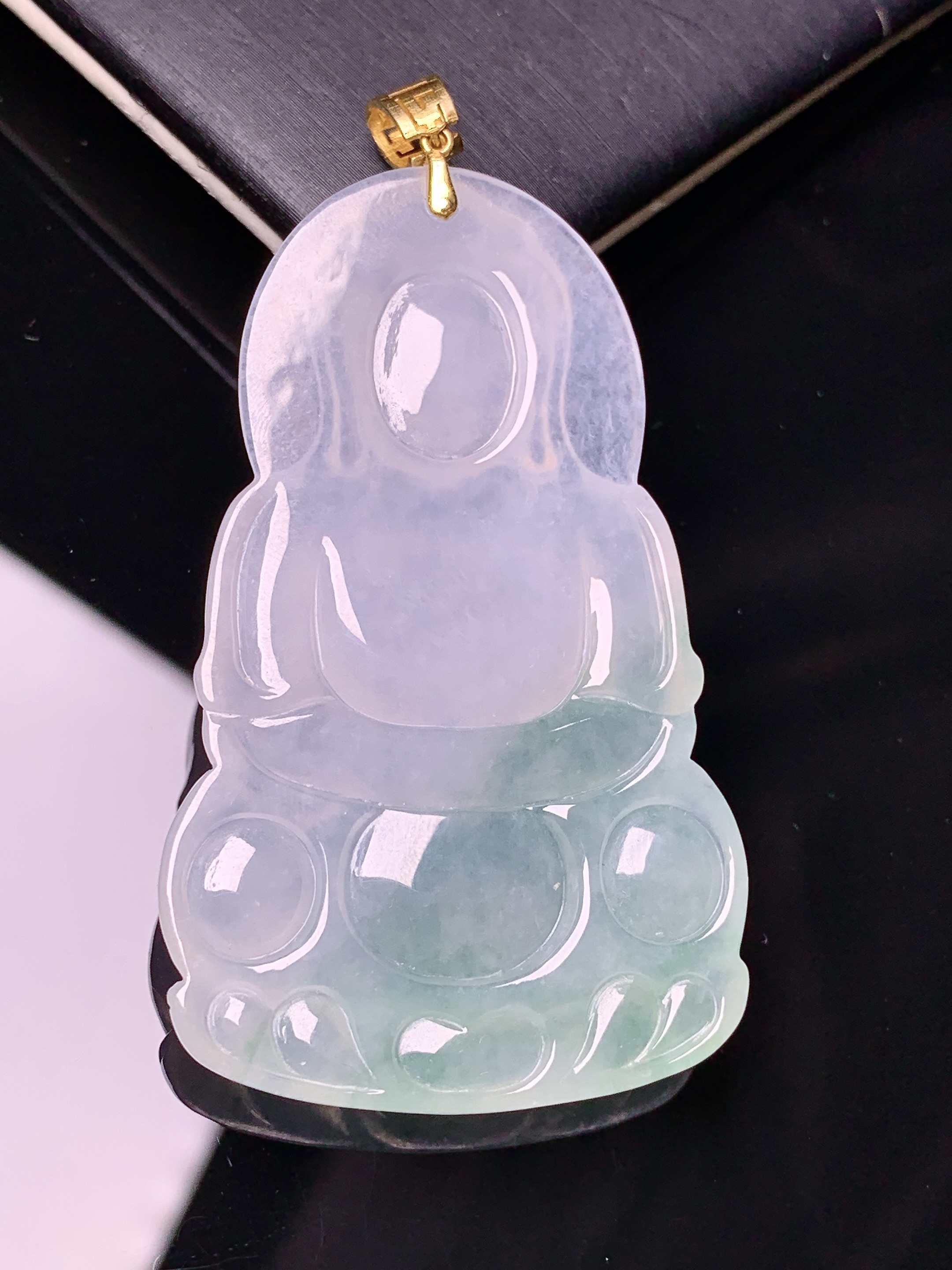 18k金镶嵌飘绿观音菩萨吊坠 玉质细腻 色泽艳丽清新 水润亮眼 整体尺寸61.2*31.8*4.6e1