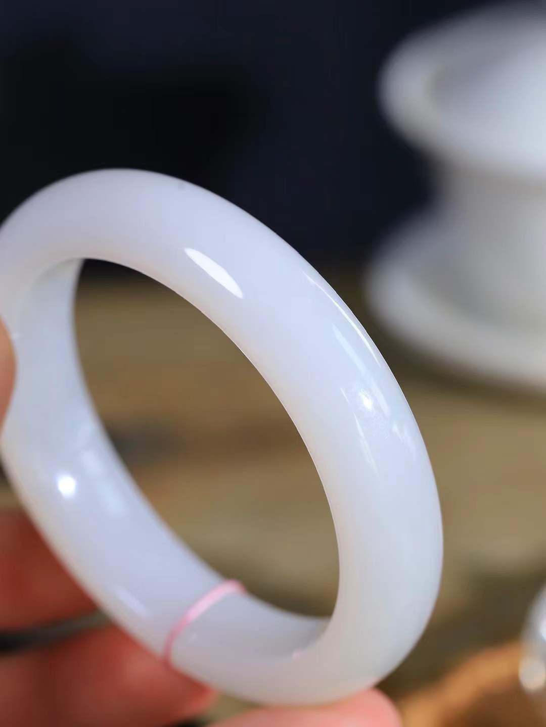 【柔情素语·手镯】

精品和田玉白玉手镯，玉质细腻温润，手感舒适，️线条流畅，简约大气，美自天成，佩戴于腕间，婉约之美，举手投足间透出那份低调奢华，醉人心扉。重66.3克 内径圈口56.5mm  尺寸14-9.5mm   FDA-55352703