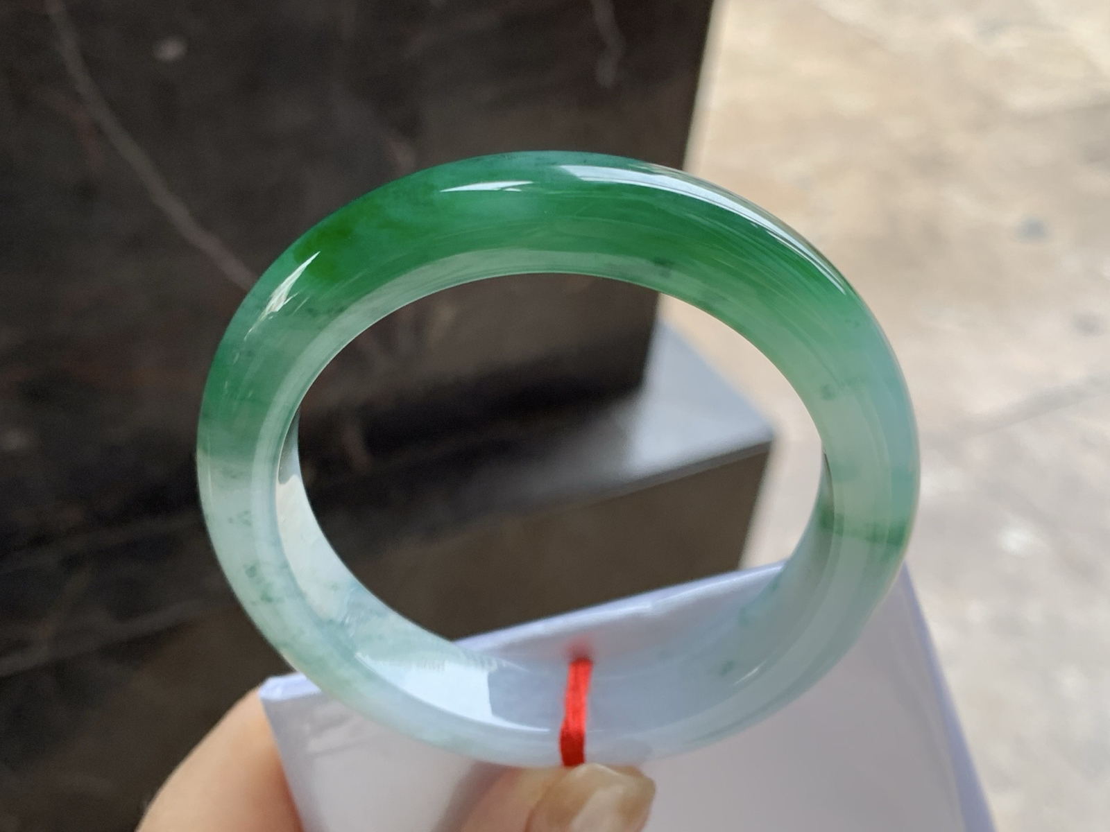 55.5-12.1-8.9

辣绿色手镯^_^有种有色～绿色浓郁漂亮