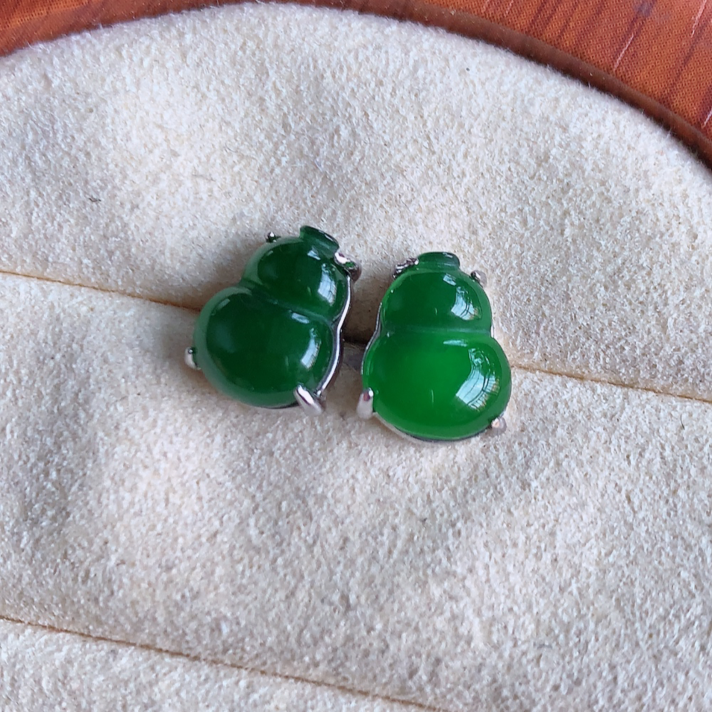 冰满绿翡翠925银镶嵌葫芦耳钉，自然光实拍，翠色灵动，颜色漂亮，种老水足，品相佳，佩戴佳品！W481.31  取一整体尺寸：10-8-4mm  裸石尺寸：10-7.5mm