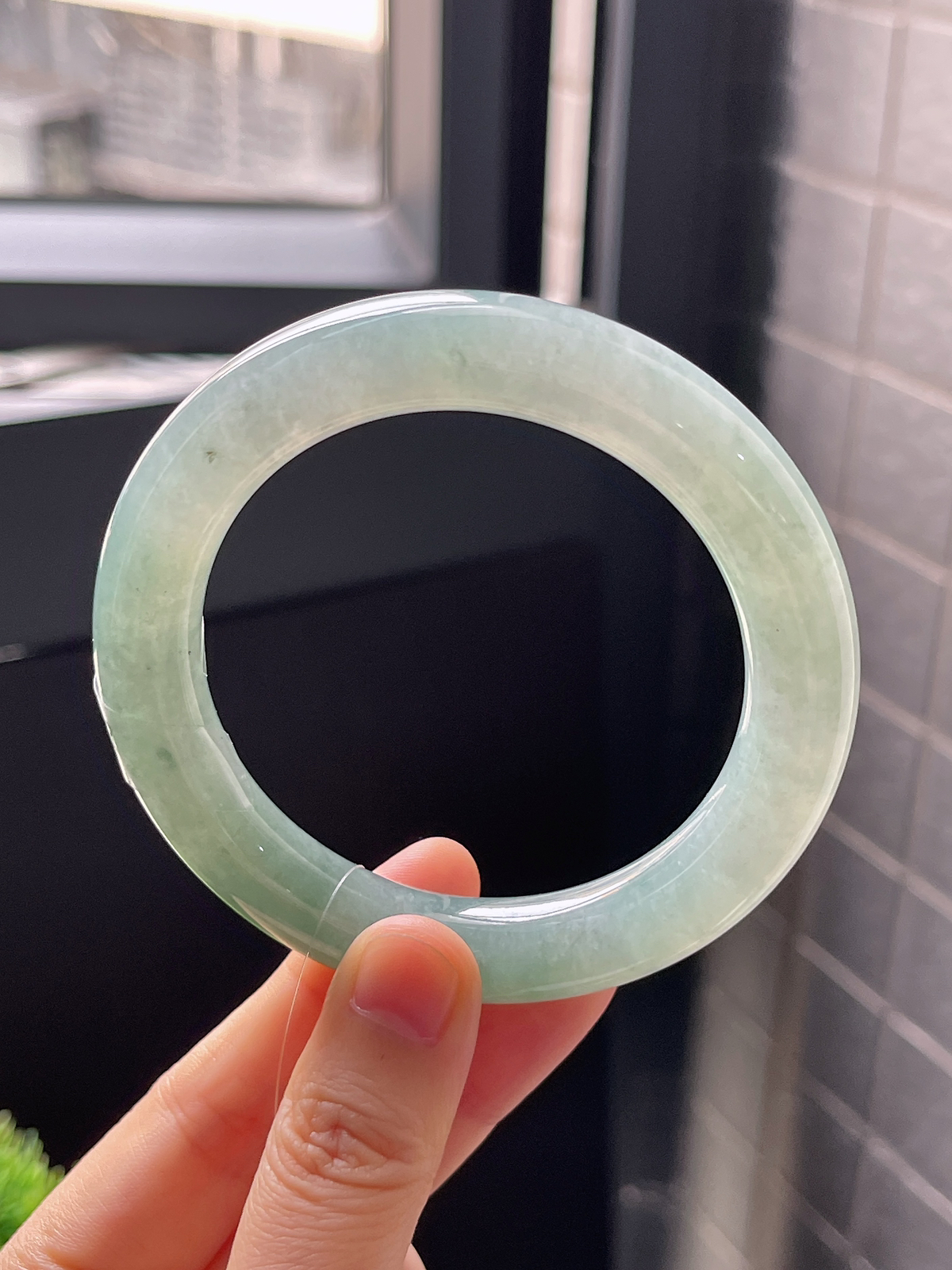 圆镯56.8圈口，翡翠冰糯种淡绿色手镯