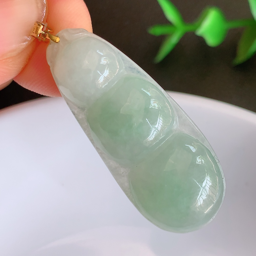 18k金扣冰润飘花福豆翡翠挂件，老种飘花  冰清玉洁  胶感十足  寓意“四季平安，福气满满”颜色鲜艳，清新自然，饱满通透   W49.31  尺寸：36.5-14.8-5.8mm