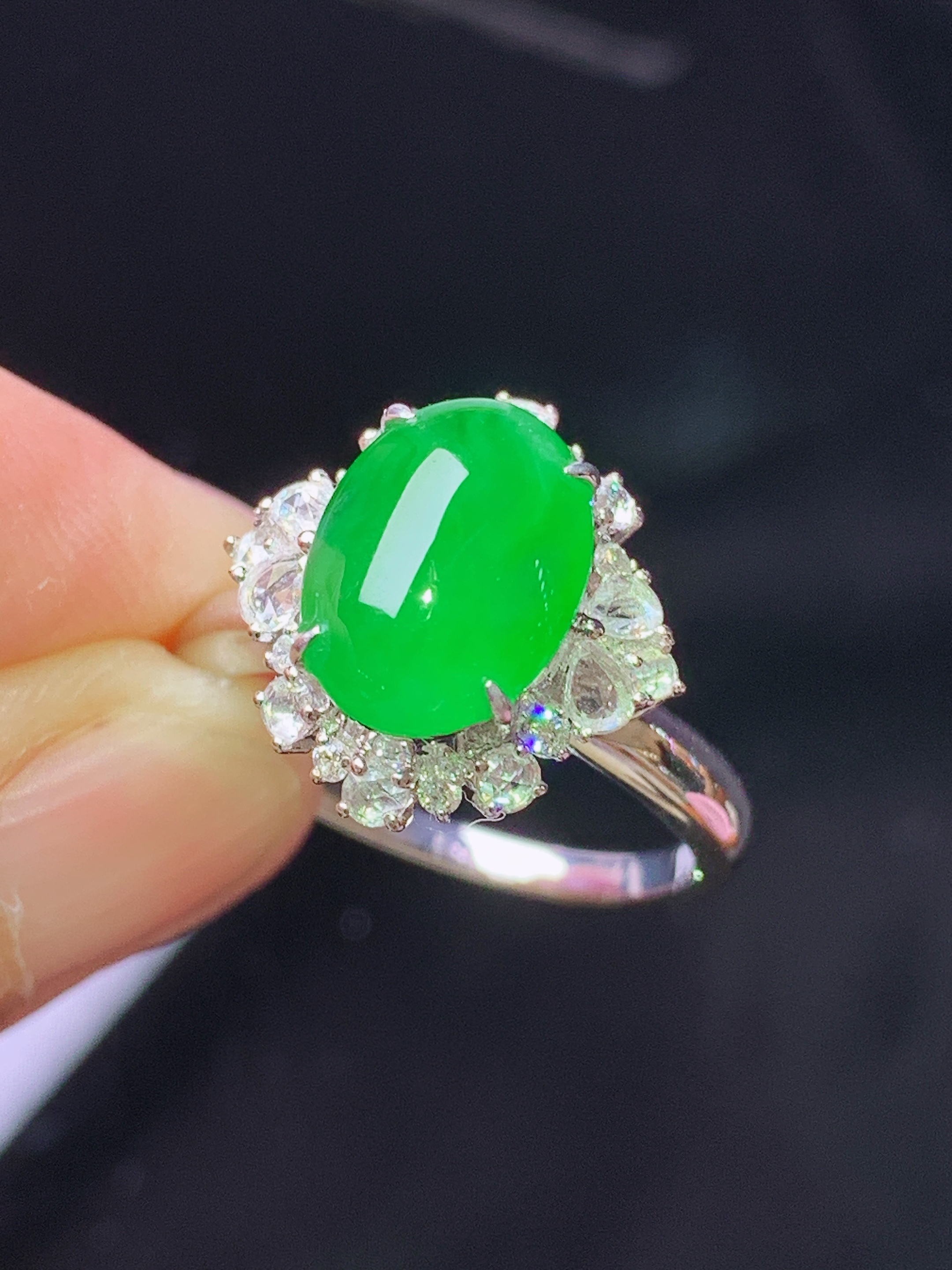 18k金钻镶嵌满绿蛋面 玉质细腻 色泽艳丽清新 水润亮眼 圈14 整体尺寸14.8*15*10.3j3