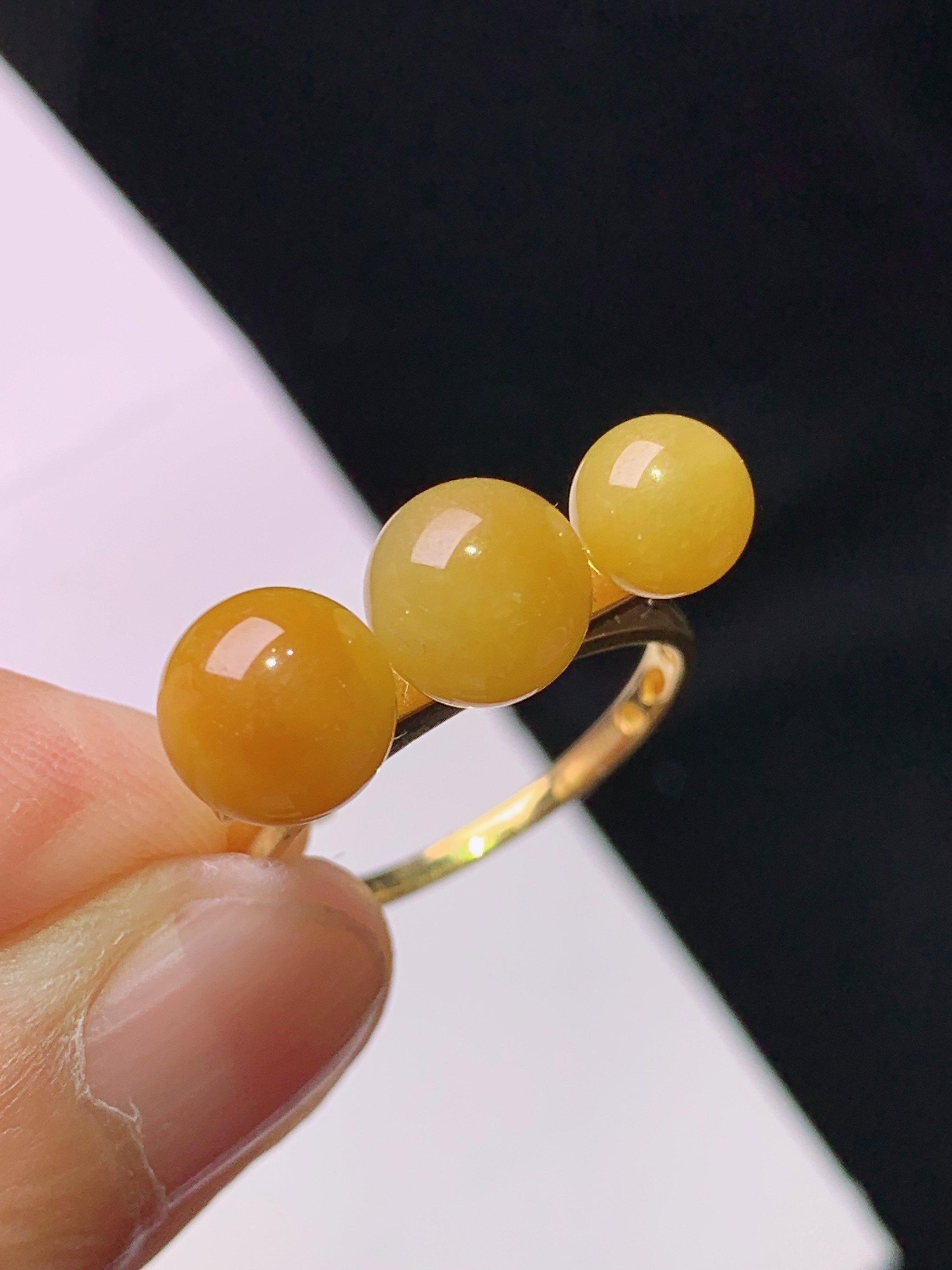 18k金镶嵌黄翡圆珠戒指 玉质细腻 色泽艳丽清新 水润亮眼 圈口14 整体尺寸7.3b1