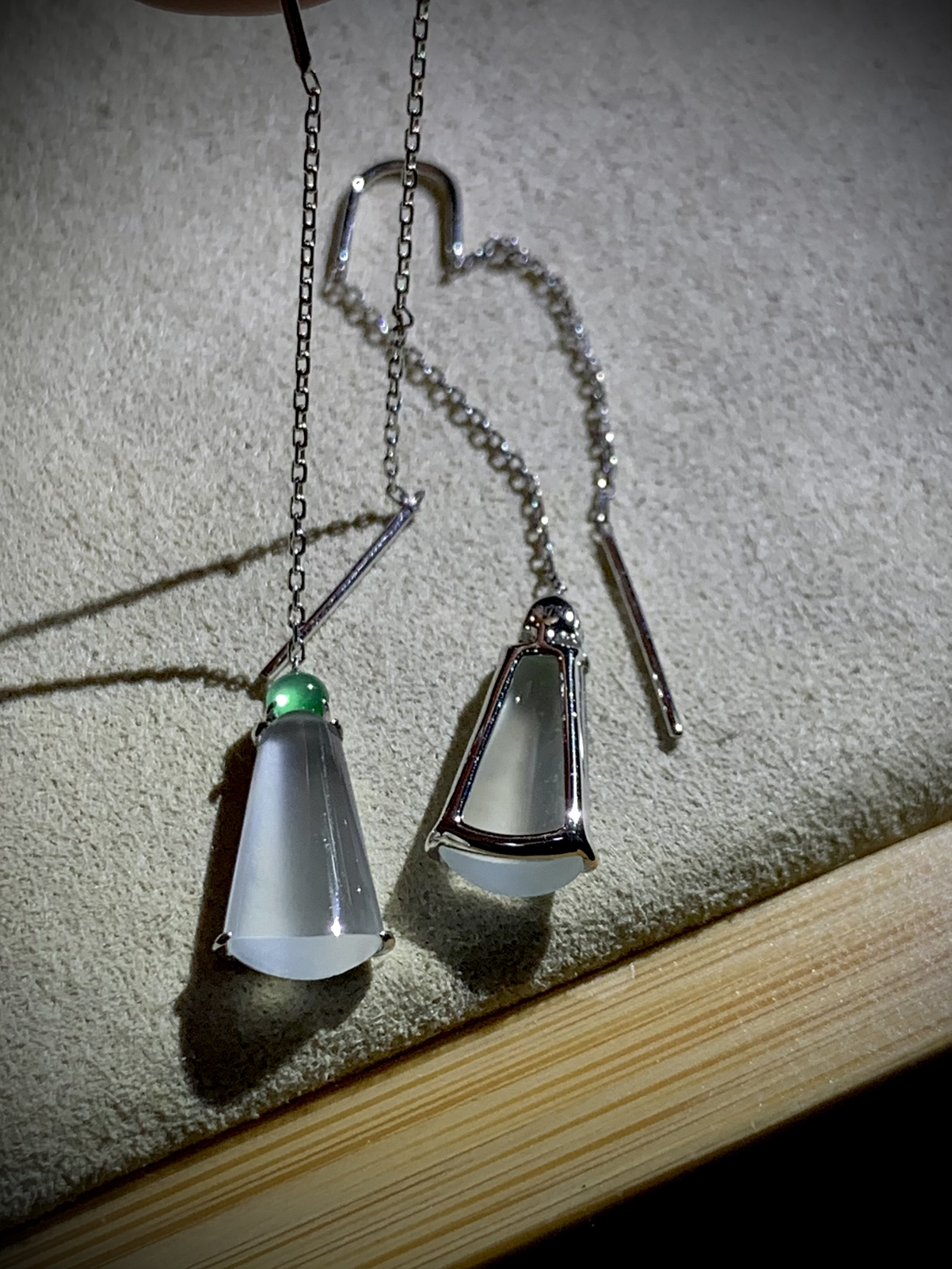 素面竹节耳线耳坠，裸石约12.5-7-3.2mm，
18K金，翡翠绿蛋面，2.31g，