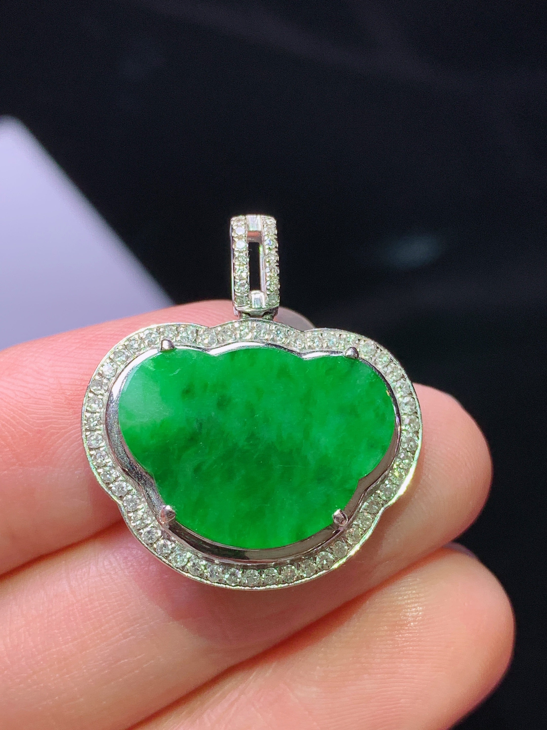 18k金钻镶嵌翠绿如意头吊坠 玉质细腻 色泽艳丽清新 水润亮眼 整体尺寸25.6*22.8*6.6m1