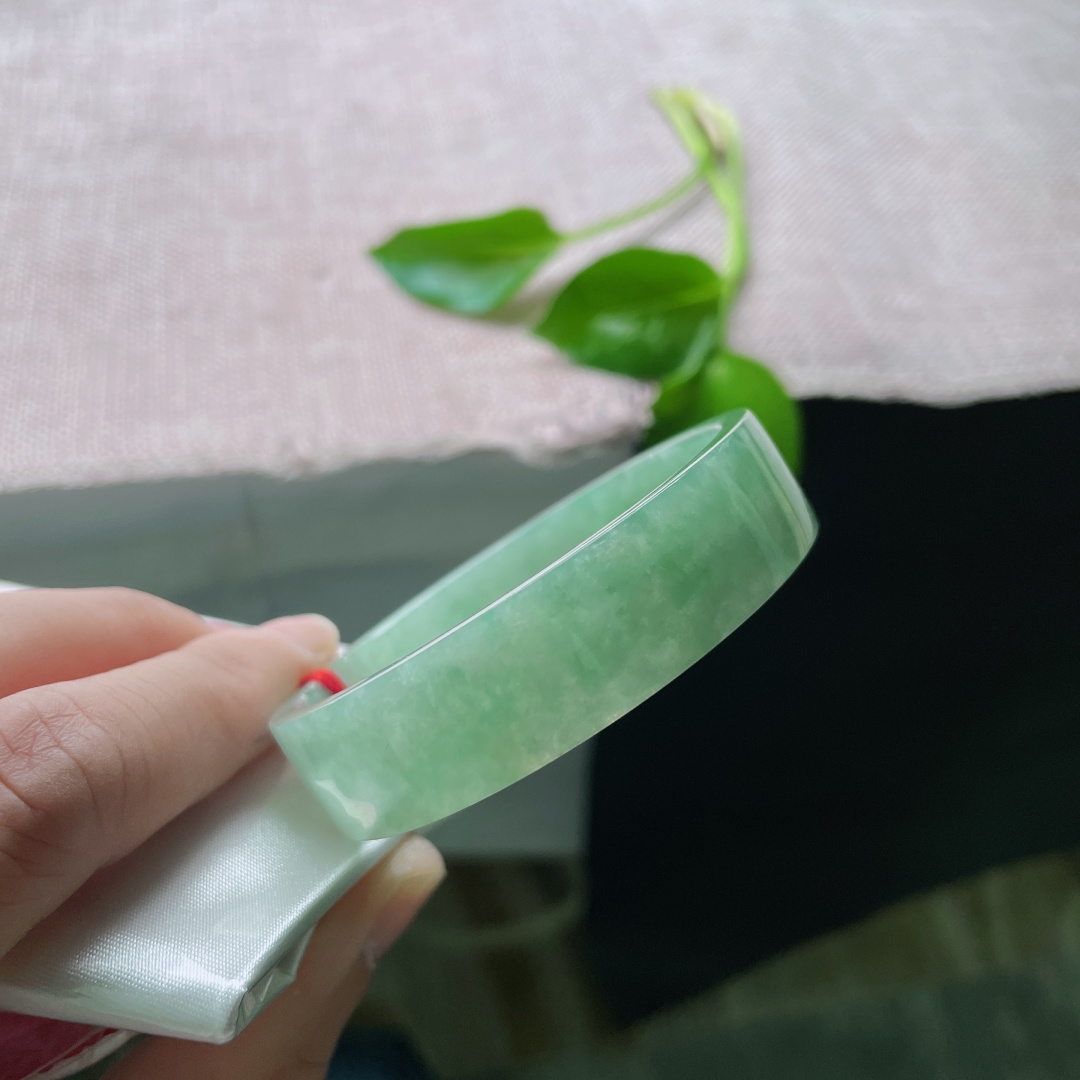 53.6/14/3.9，豆绿方镯，色如春芽，质若凝，佩戴舒适显白，ss50202a