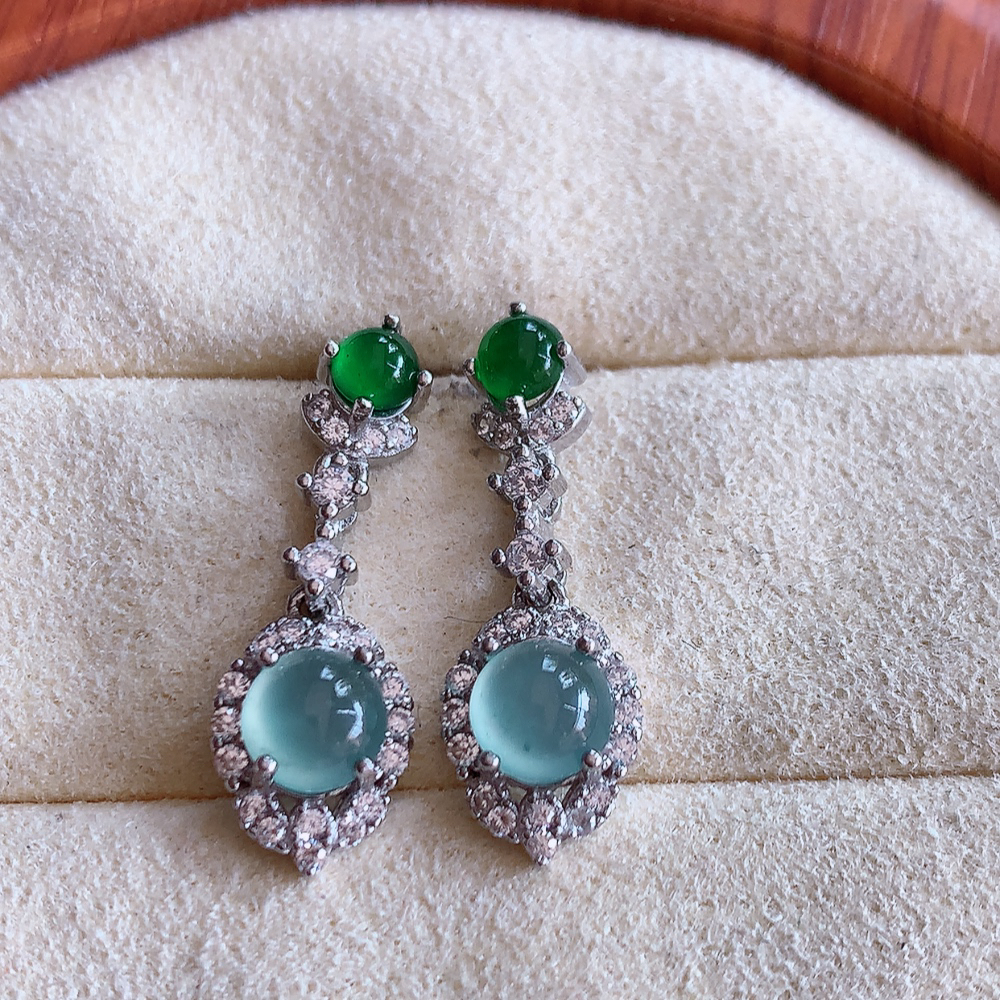 冰晴水翡翠925银镶嵌耳钉，自然光实拍，翠色灵动，颜色漂亮，种老水足，品相佳，佩戴佳品！W502.31  取一整体尺寸：22.5-7.8-5mm  裸石尺寸：5.2mm