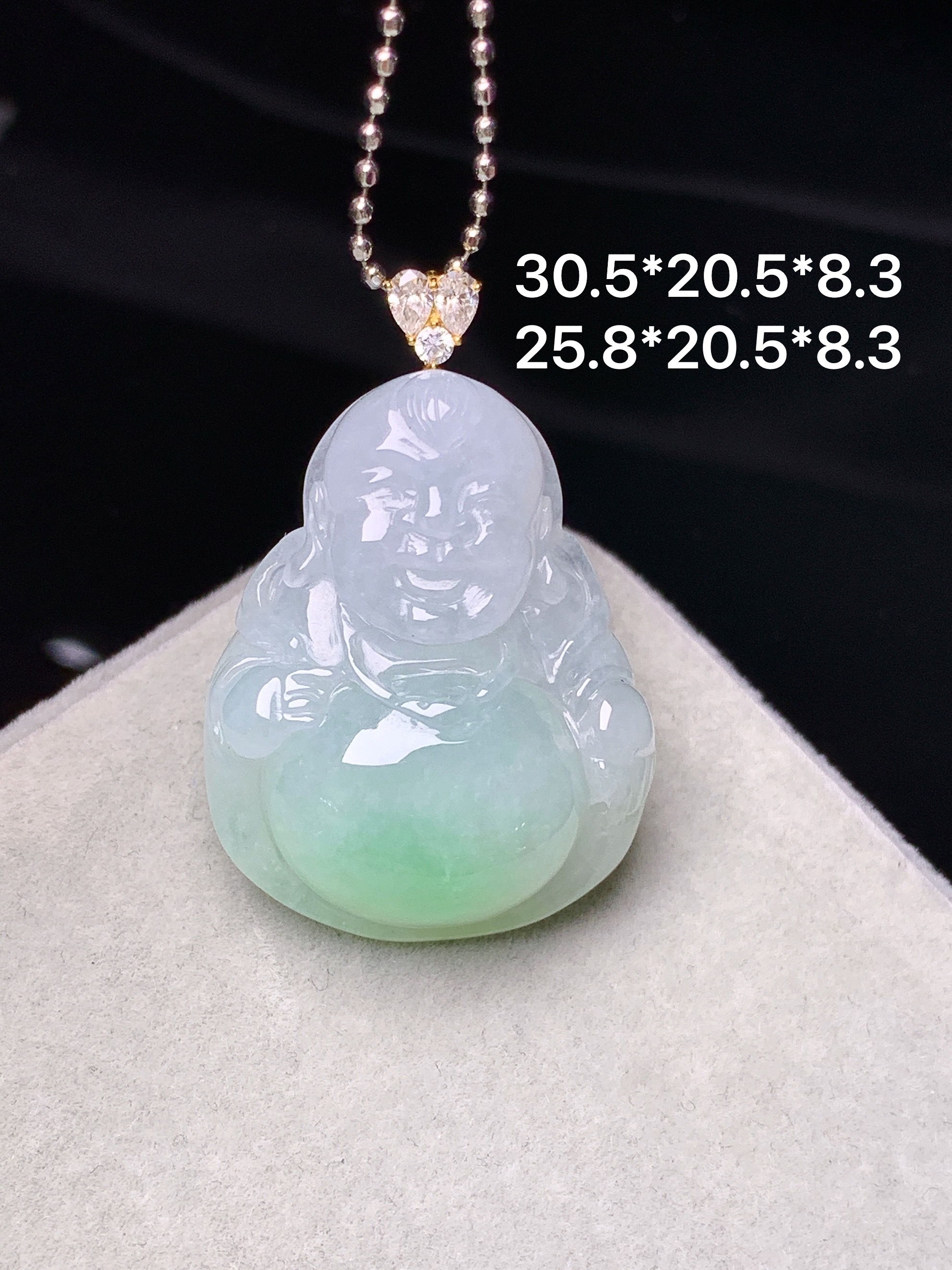 18k金莫桑钻镶嵌飘绿佛公吊坠 玉质细腻 色泽艳丽清新 水润亮眼 整体尺寸30.5*20.5*8.3e1