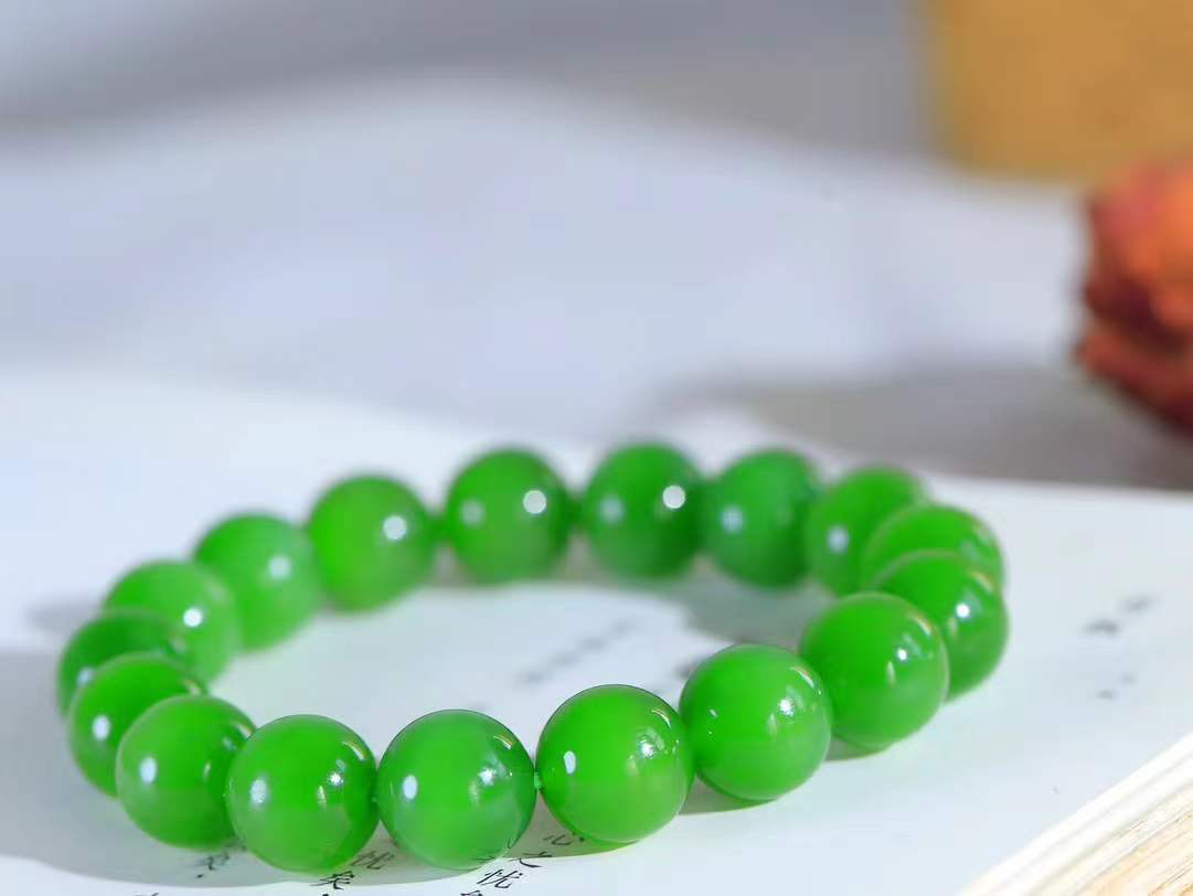 【珠圆玉润.手串】

精品️和田玉碧玉猫眼珠圆玉润手串 玉质温润细腻  整串打磨圆润，佩戴舒适。珠